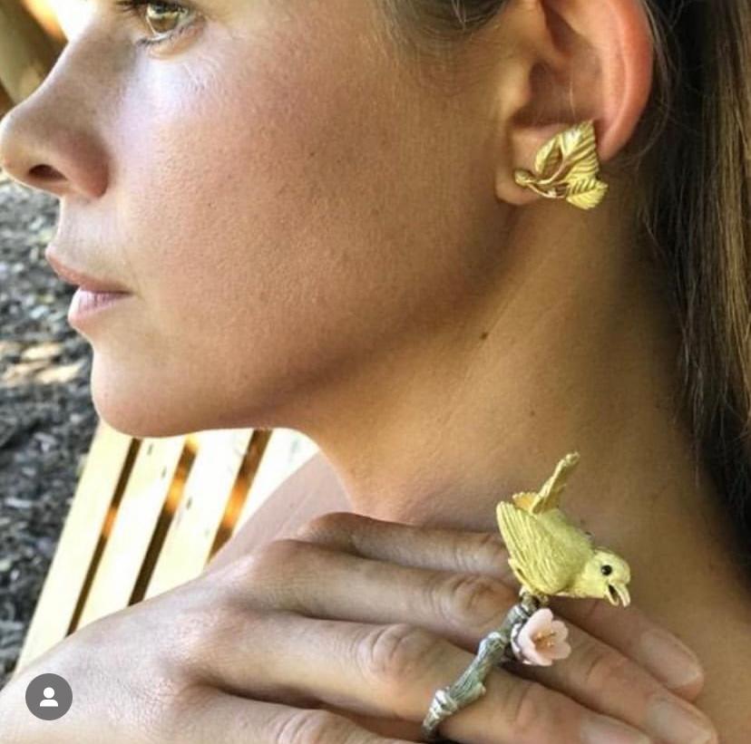 A Leaf crawler for the Nymph at heart.
For the person who feels so connected to nature, that nature literally encompasses her.
This beautiful, masterfully designed single-post earring hugs the ear, crawling gracefully upwards, framing the face.
This