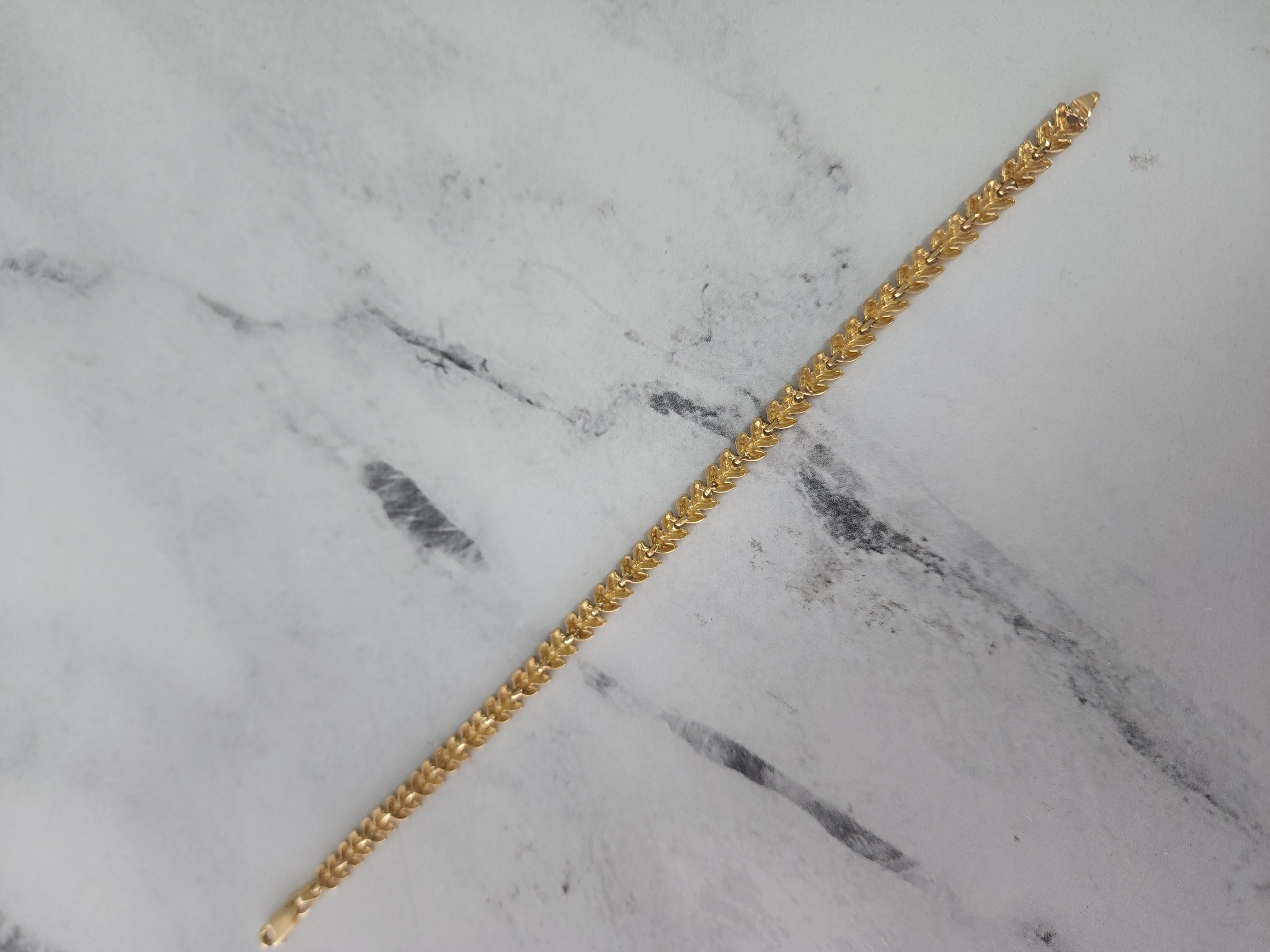 Bracelet en or jaune 14 carats avec motif de feuilles d'or et diamants tailles Unisexe en vente