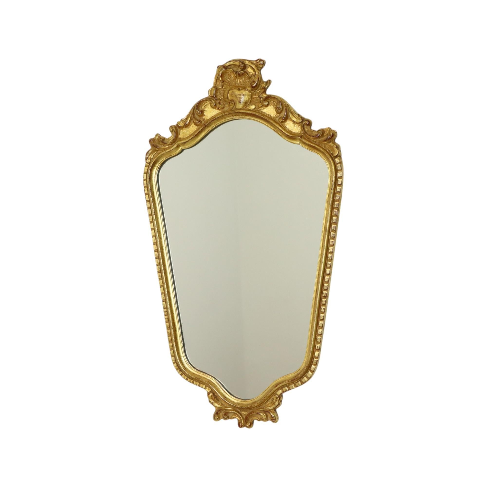 Miroir à crête à facettes de style Hollywood Regency dans un cadre classique en bois doré à la feuille d'or, décoré d'acanthes et d'un motif sur tout le pourtour, par Deknudt, Belgique, vers les années 1960.

Miroir de haute qualité dans un style
