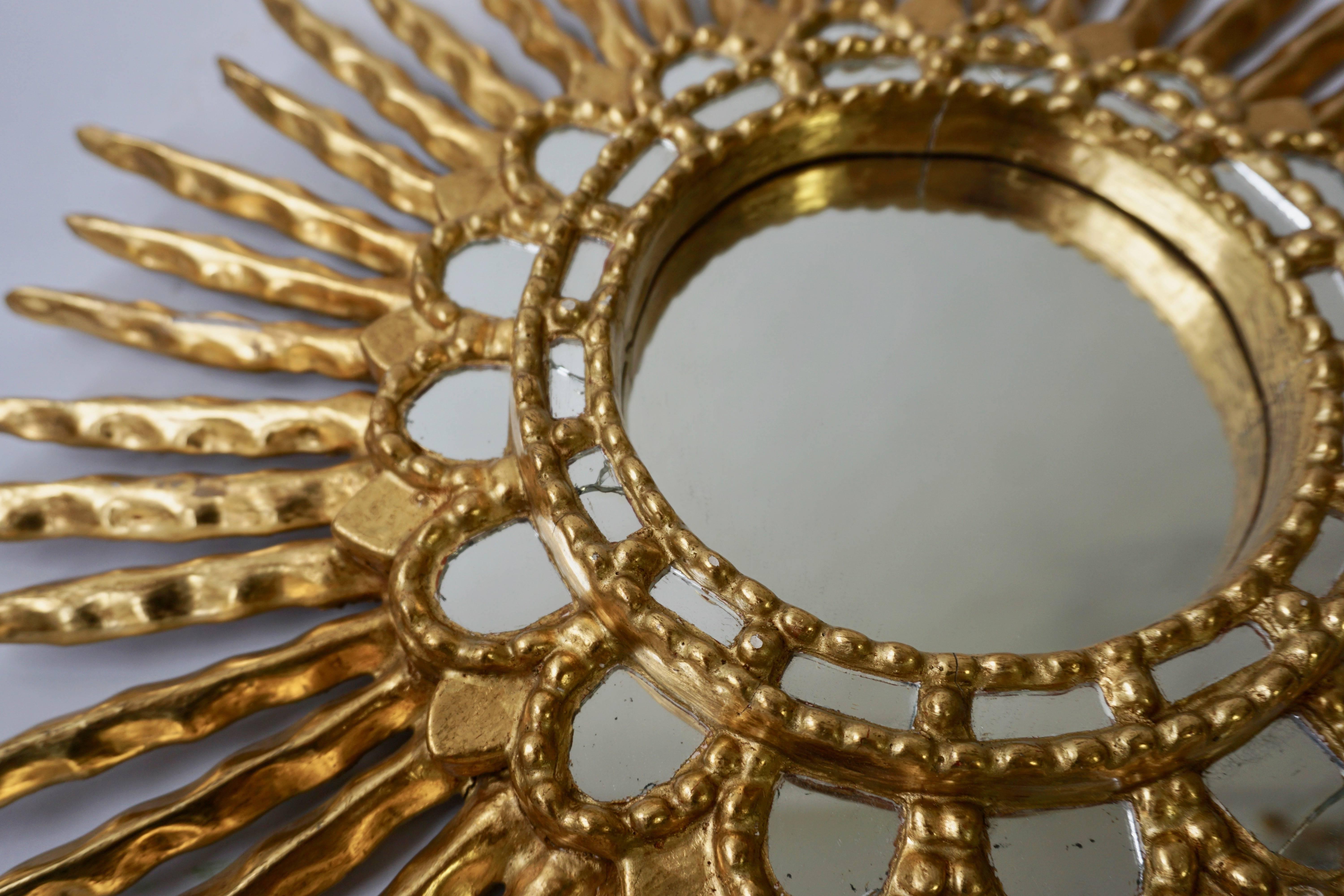italien Miroir convexe en bois doré en forme de soleil en vente