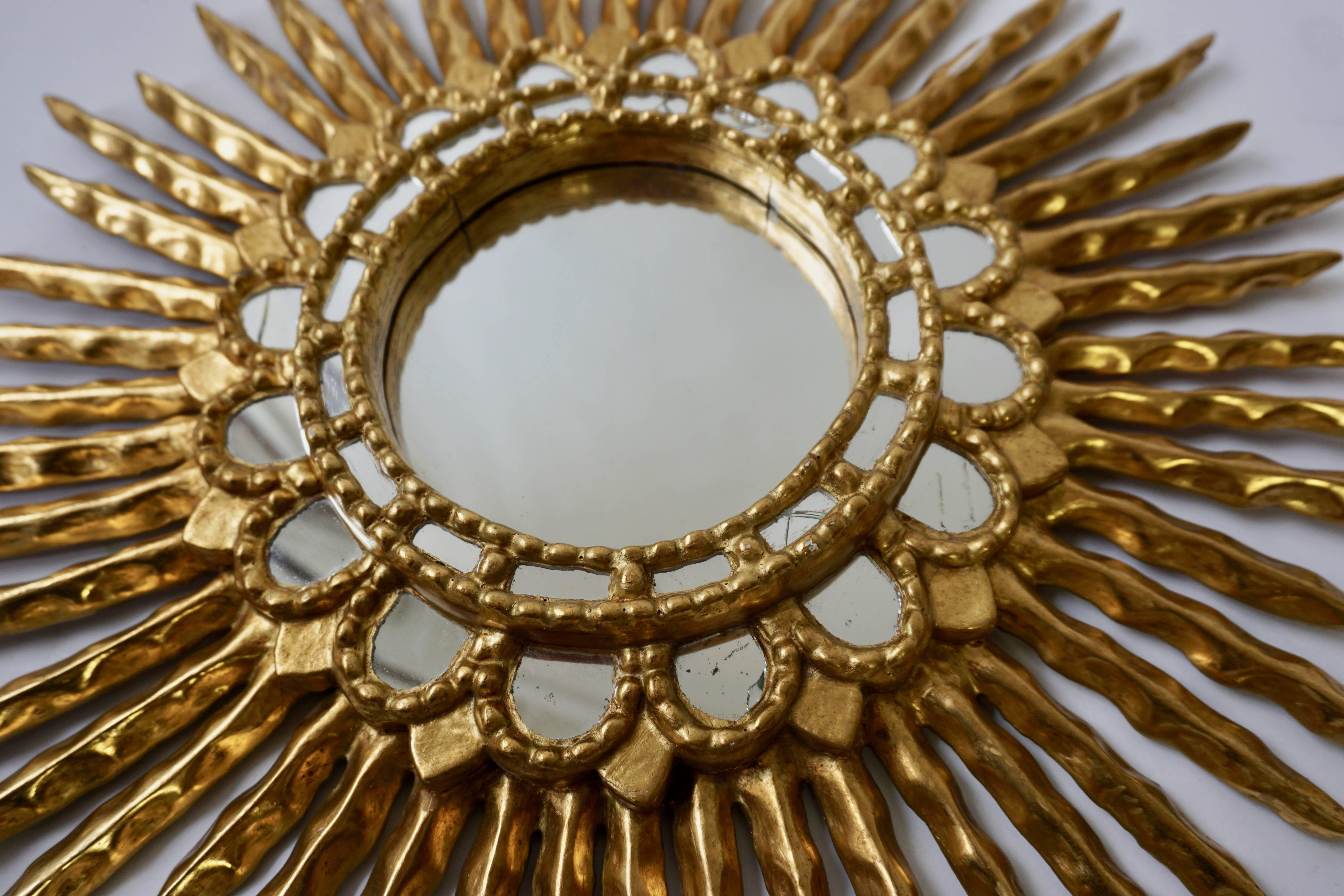 Gold Leaf Giltwood Sunburst Convex Mirror In Good Condition For Sale In Antwerp, BE
