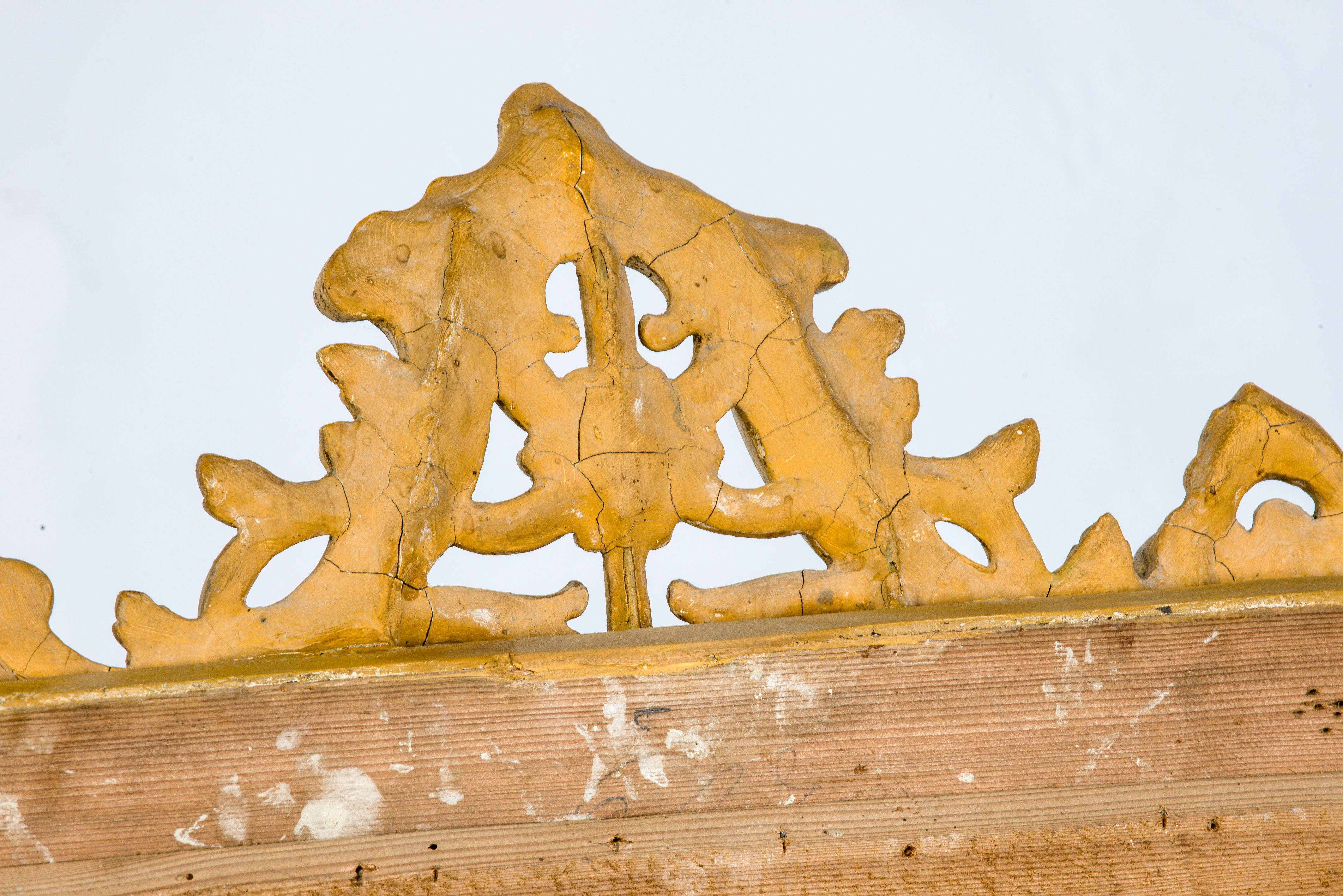Miroir Louis Philippe à feuilles d'or avec crête en vente 8