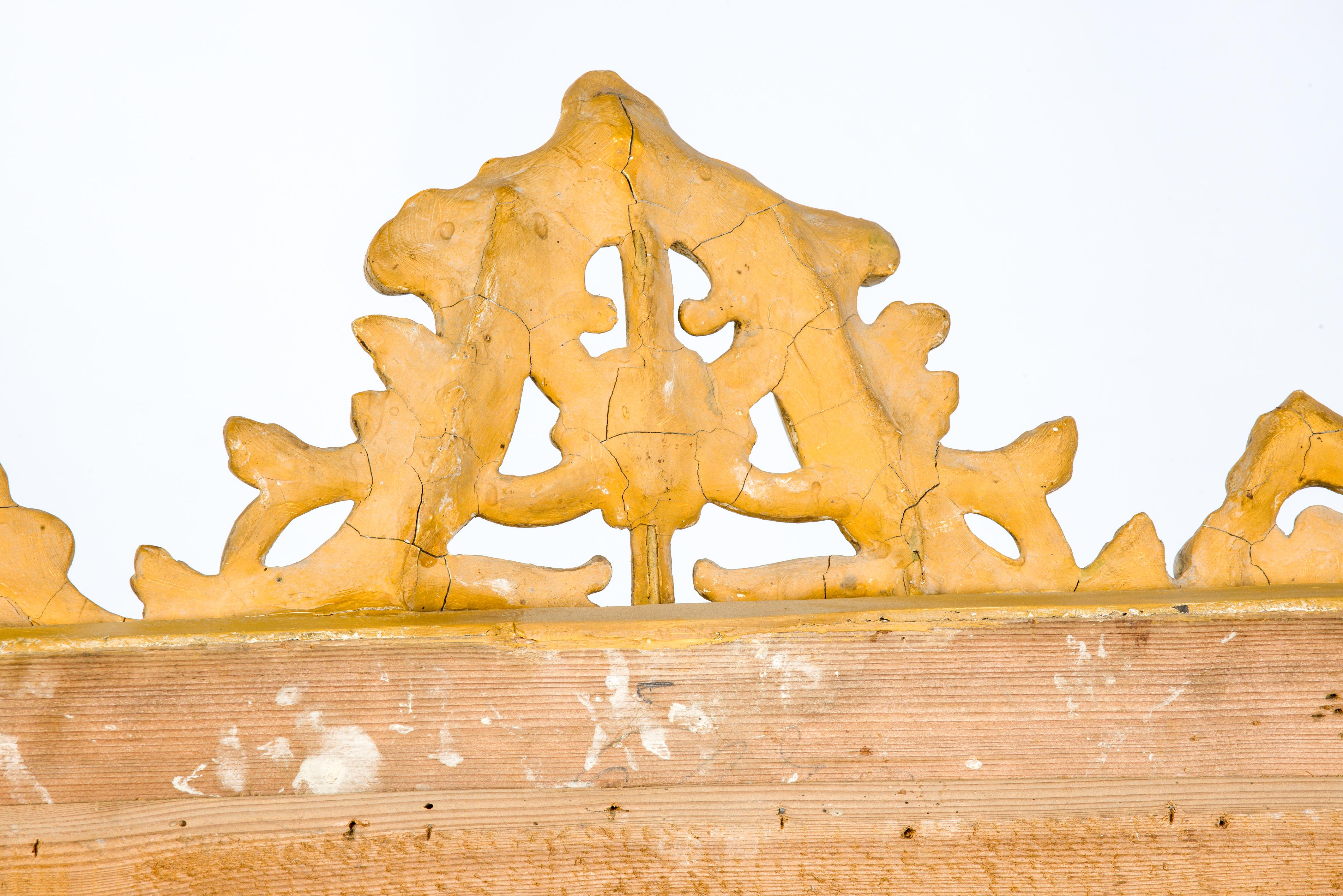 Miroir Louis Philippe à feuilles d'or avec crête en vente 9