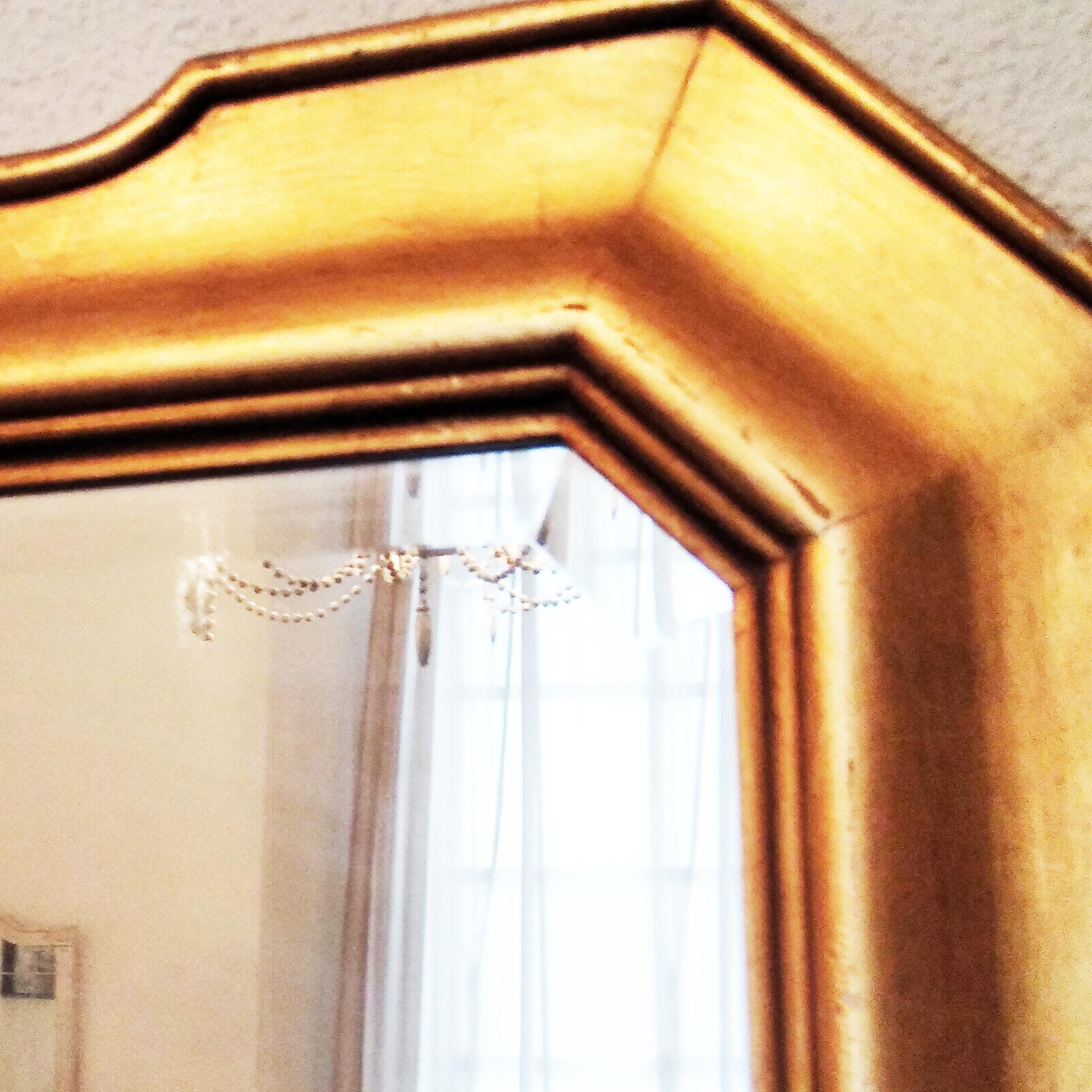 Blattgold Spiegel Holz. Geschliffenes Glas. Geometrische Form. Gewicht 7'3kg. Abmessungen 70cm x 90cm.
mit abgeschrägtem und abgenutztem Glas
Vertikale oder horizontale Position des Spiegels
Konsolenspiegel, Eingangsspiegel, Badezimmerspiegel,