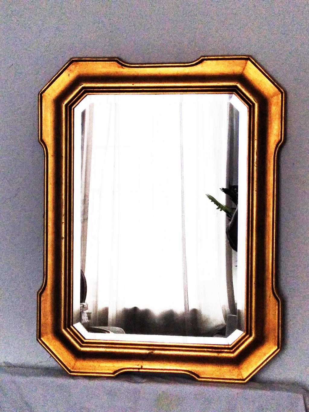Mid-Century Modern Miroir horizontal ou vertical en bois feuille d'or, avec verre biseauté et usé  70s en vente