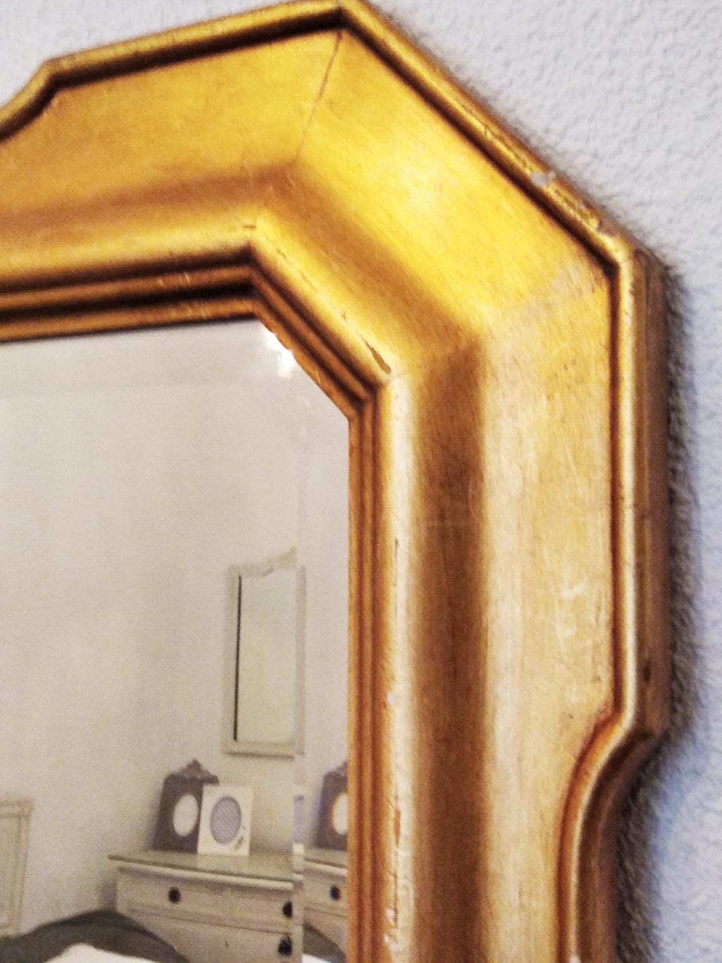 italien Miroir horizontal ou vertical en bois feuille d'or, avec verre biseauté et usé  70s en vente
