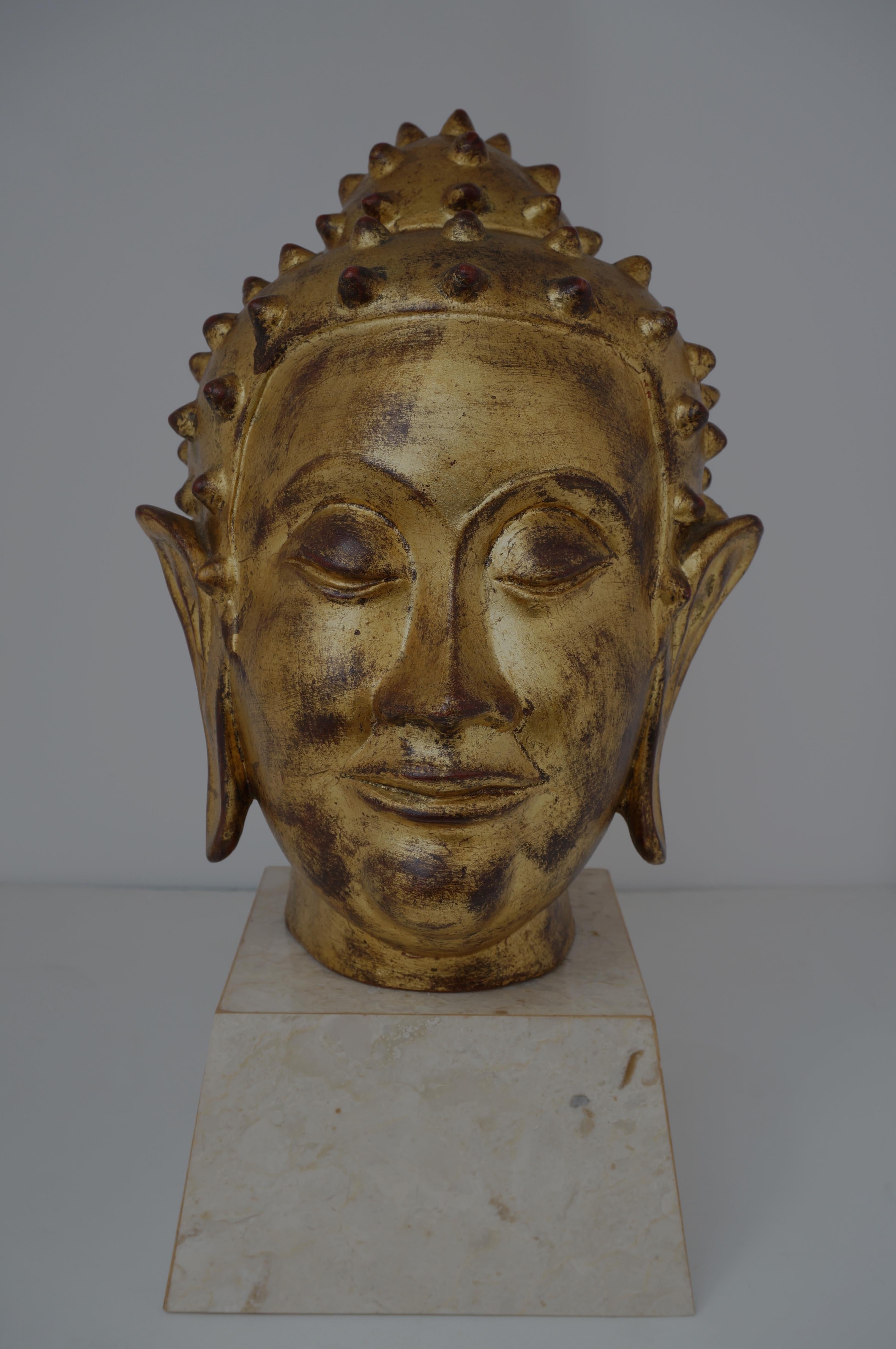 Dieser italienische Buddha-Kopf aus Terrakotta mit Blattgold stammt aus den 1960er- bis 1970er-Jahren und bringt mit seinem heiteren Gesicht Ruhe in Ihr Zuhause und Ihr Leben.

Hinweis: Der Sockel misst 4,25