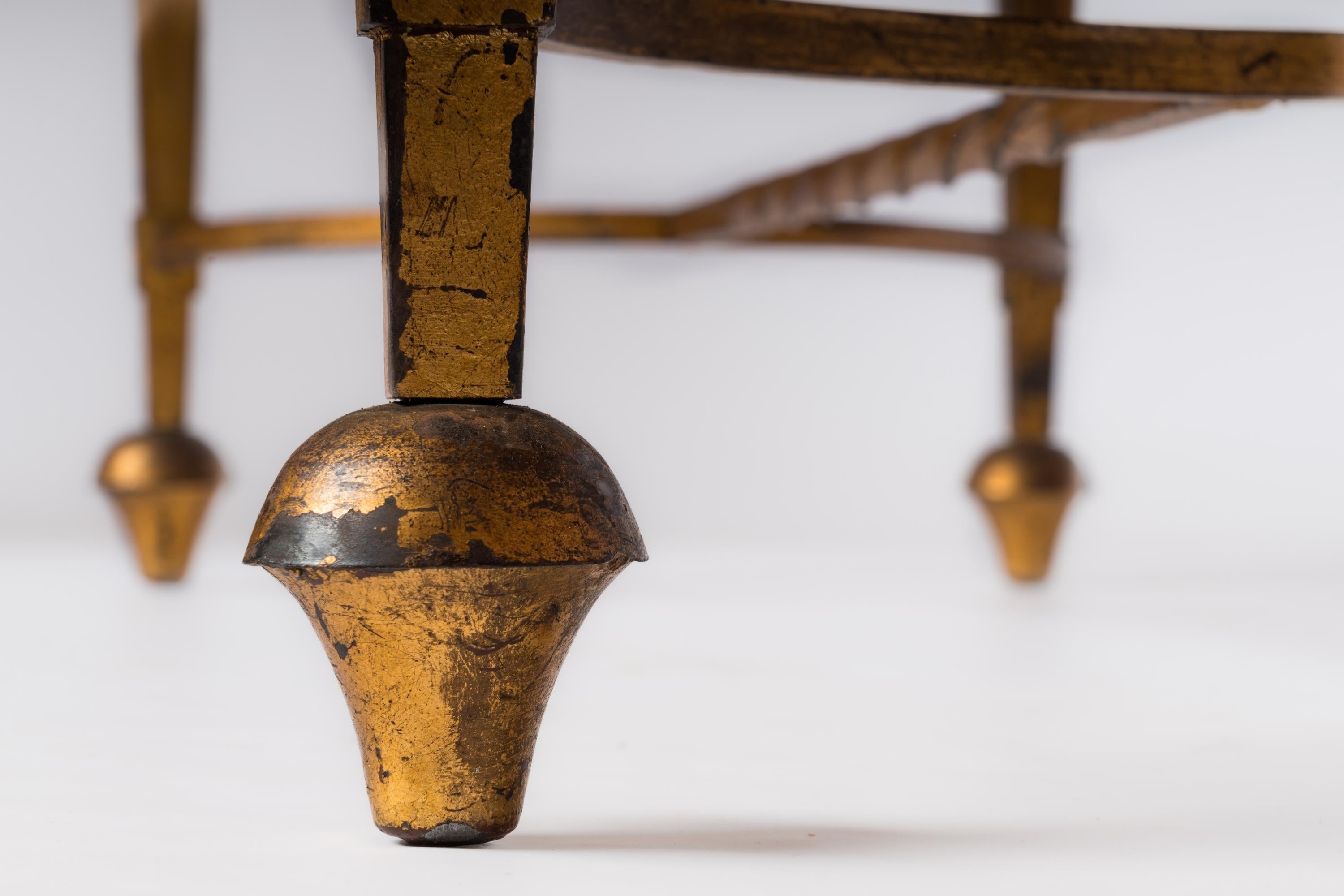 Milieu du XXe siècle Table basse à feuilles d'or sur fer et opaline noire att. Maison Ramsay, France, 1950 en vente