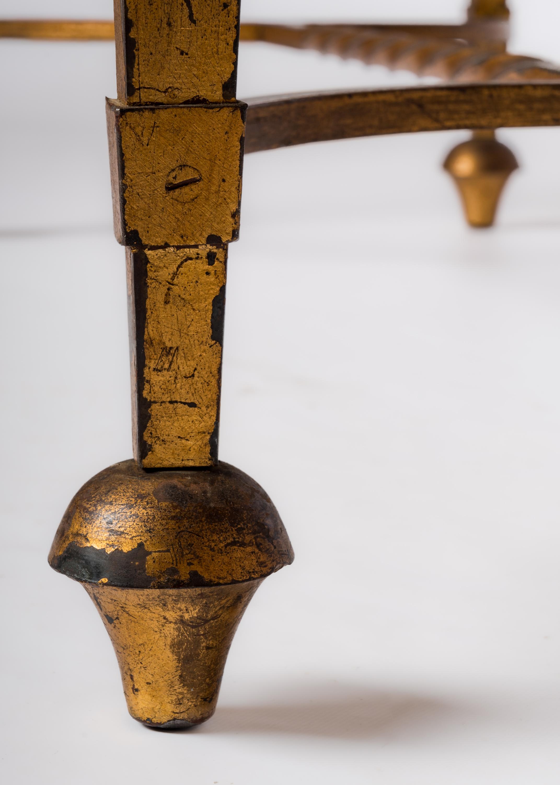 Table basse à feuilles d'or sur fer et opaline noire att. Maison Ramsay, France, 1950 en vente 1