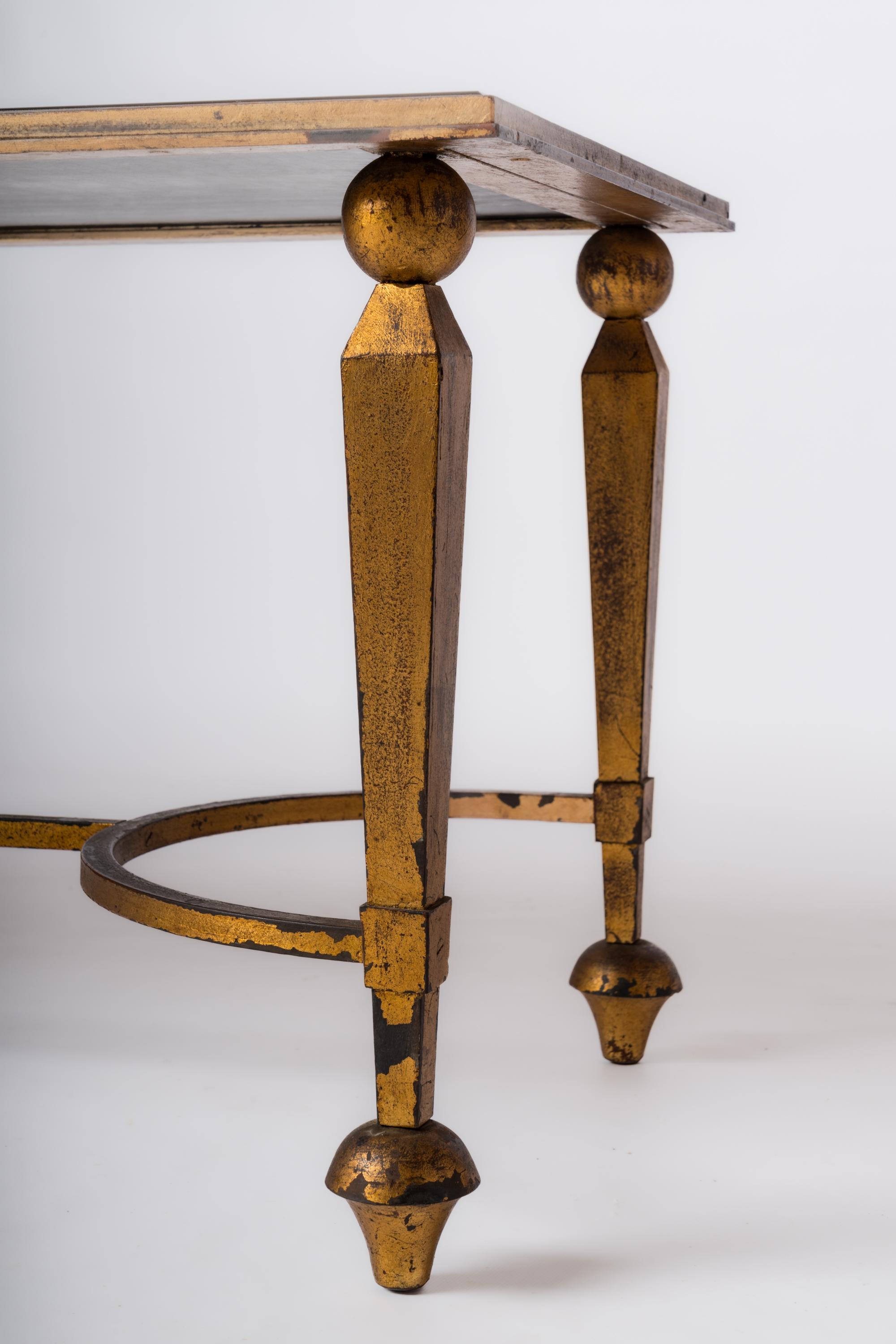 Table basse à feuilles d'or sur fer et opaline noire att. Maison Ramsay, France, 1950 en vente 2