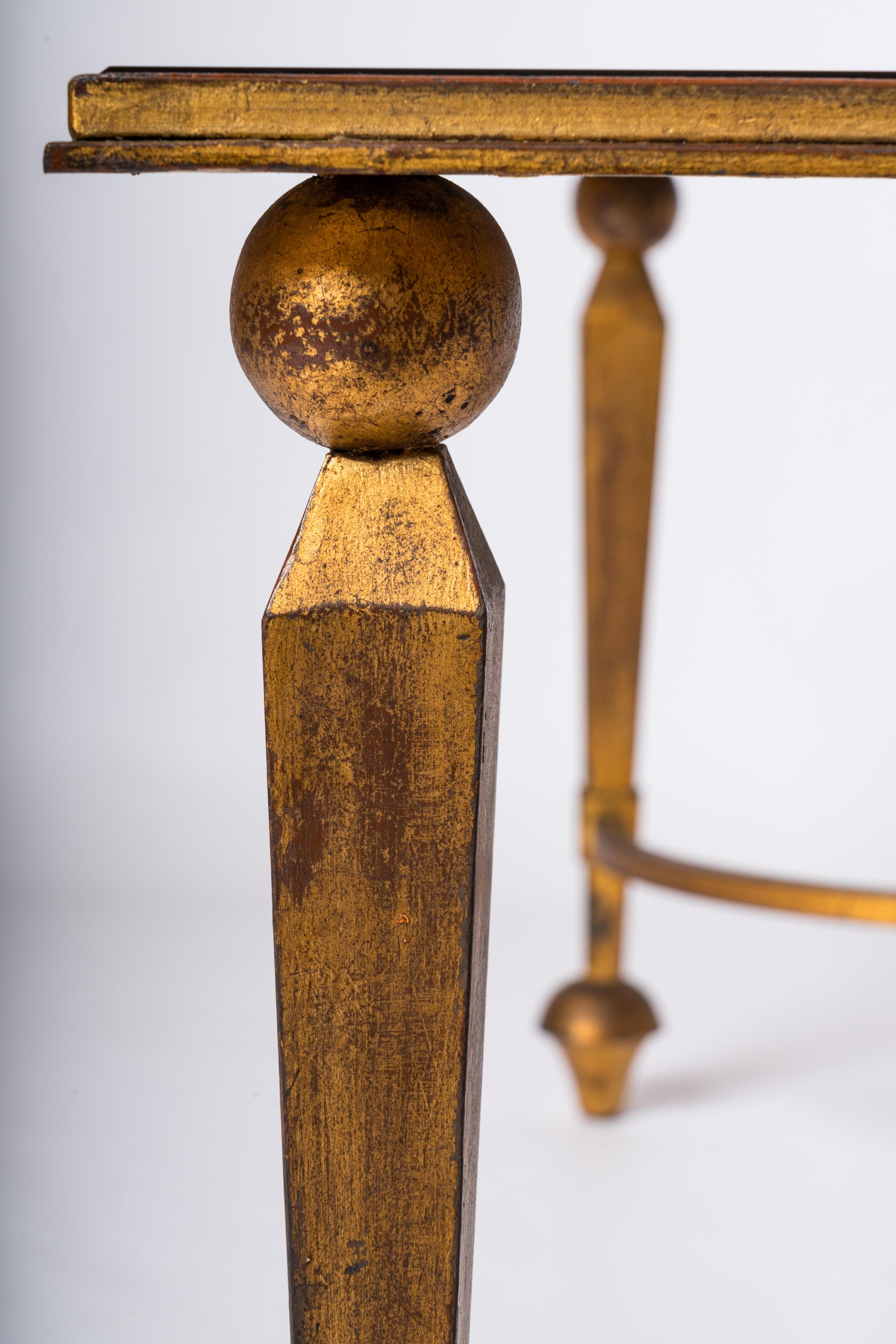 Table basse à feuilles d'or sur fer et opaline noire att. Maison Ramsay, France, 1950 en vente 4