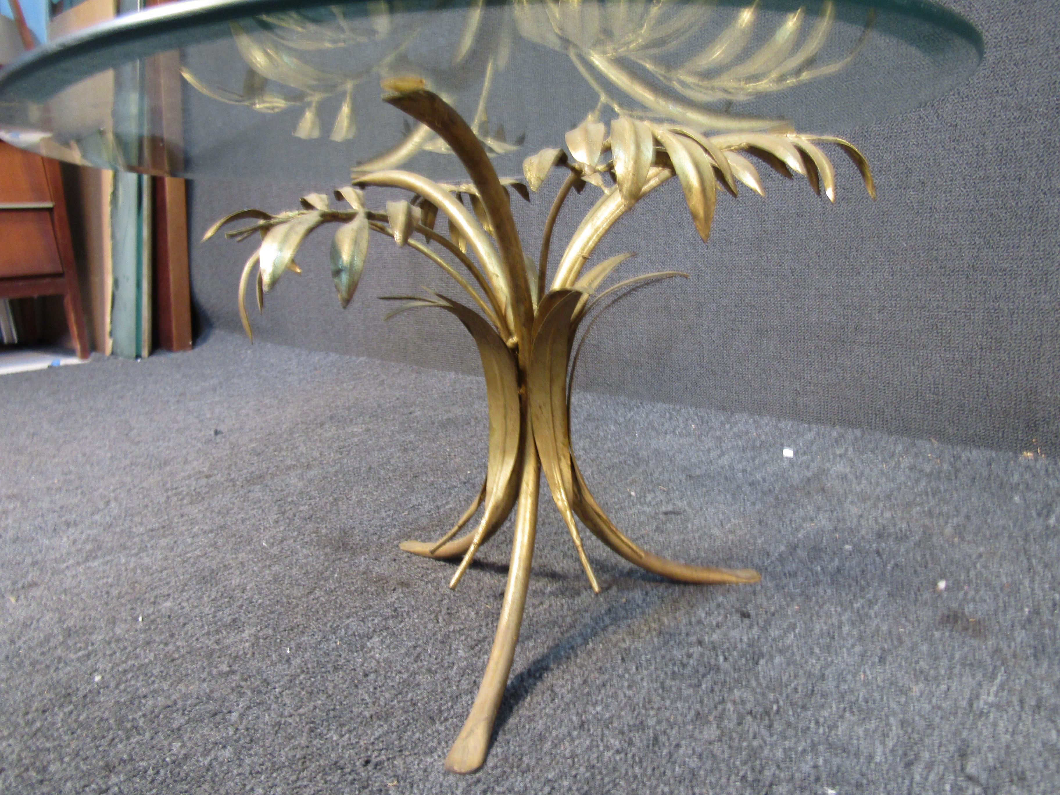 Table d'appoint en palmier à feuilles d'or Bon état - En vente à Brooklyn, NY