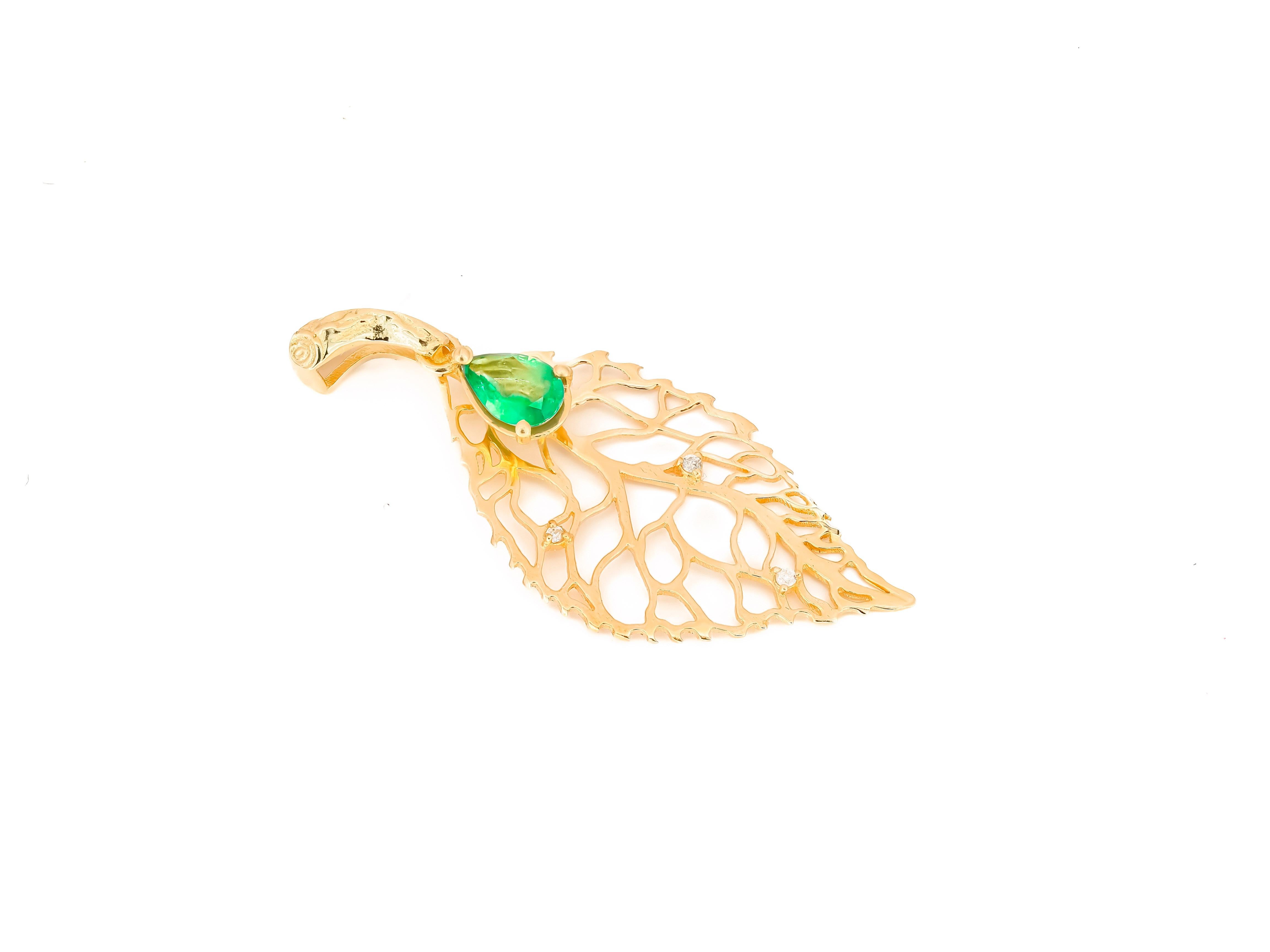 Modern Gold Leaf pendant with pear Emerald. For Sale