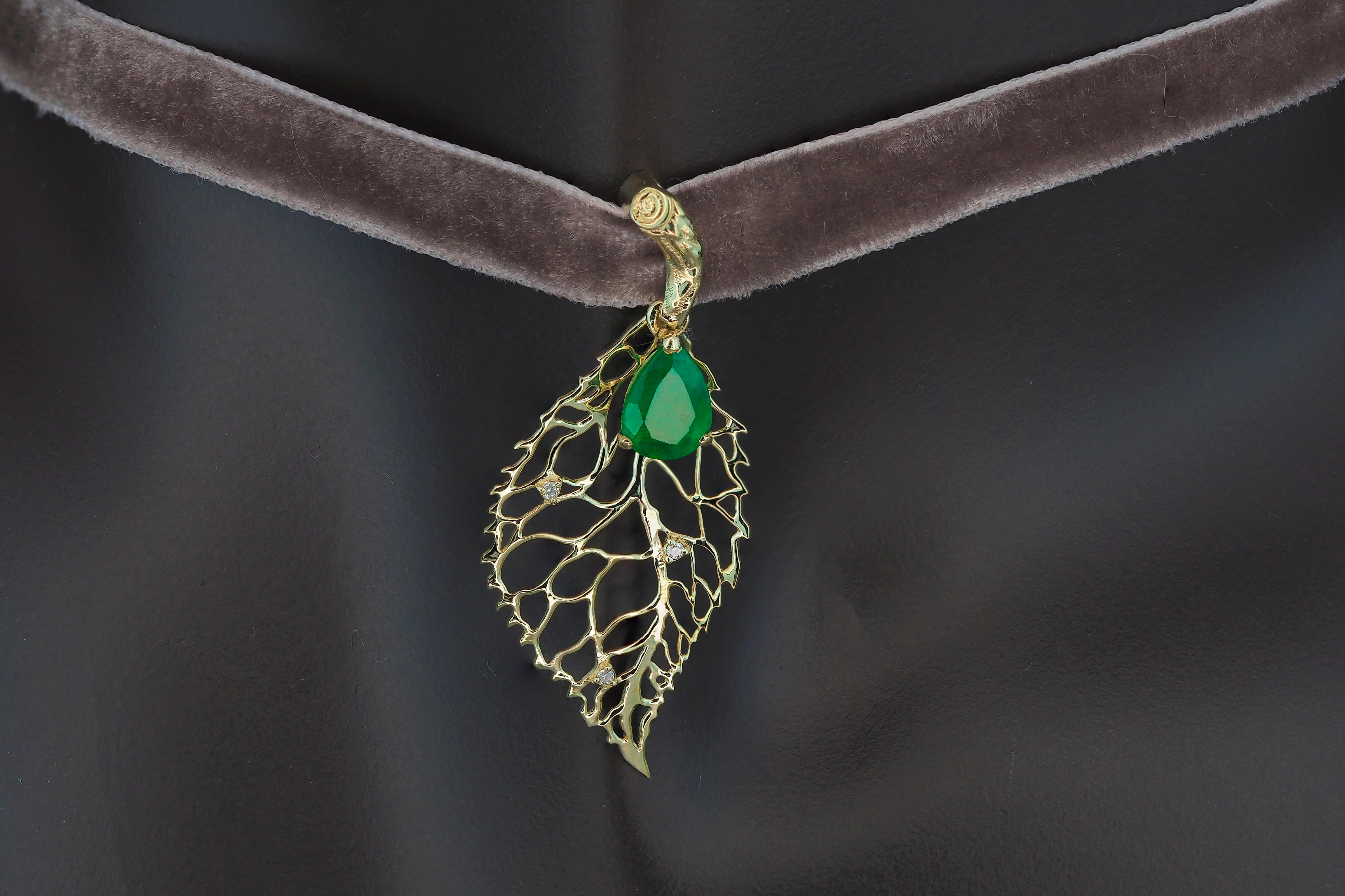 Pear Cut Gold Leaf pendant with pear Emerald. For Sale