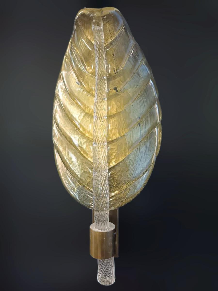Originale applique d'epoca a forma di foglia con vetro di Murano soffiato a mano e infuso con macchie d'oro a 24 carati, montata su una staffa in ottone / Disegnata da Barovier e Toso, circa anni '60, con marchio originale del produttore di