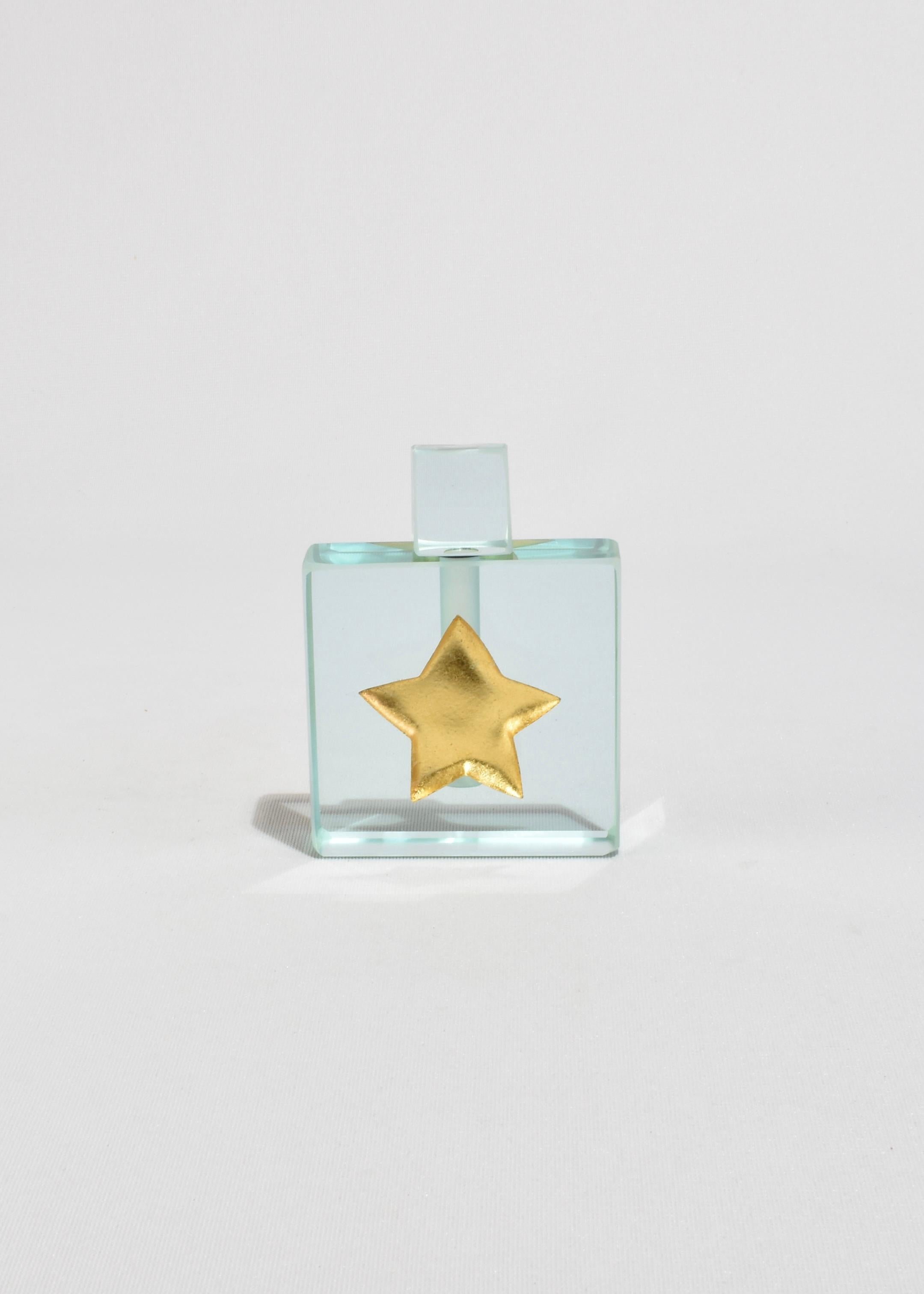Jeder Parfümflakon aus Filzglas wurde zwischen 1993 und 2004 in Jeffrey Andrews' Studio in Santa Cruz von Hand geschliffen und poliert. Die restlichen Flaschen aus seiner Sammlung sind exklusiv im Casa Shop erhältlich. Dieses Stück ist signiert,