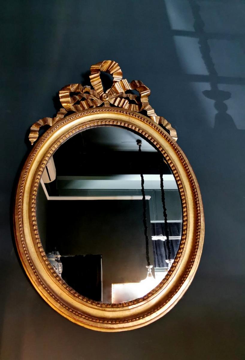 We kindly suggest you read the whole description, because with it we try to give you detailed technical and historical information to guarantee the authenticity of our objects.
Elegant and refined Louis XVI style wooden frame with mirror; the