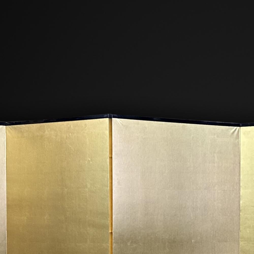 Blattvergoldeter Paravent - Übergang von der späten Edo-Zeit zur Meiji-Ära

Zeitraum: Mitte des 19. Jahrhunderts (Spätes Edo - Meiji)
Größe: 384 x 169 cm
SKU: PN32

Dieser mit Blattgold verzierte Paravent stammt aus einer entscheidenden Epoche der