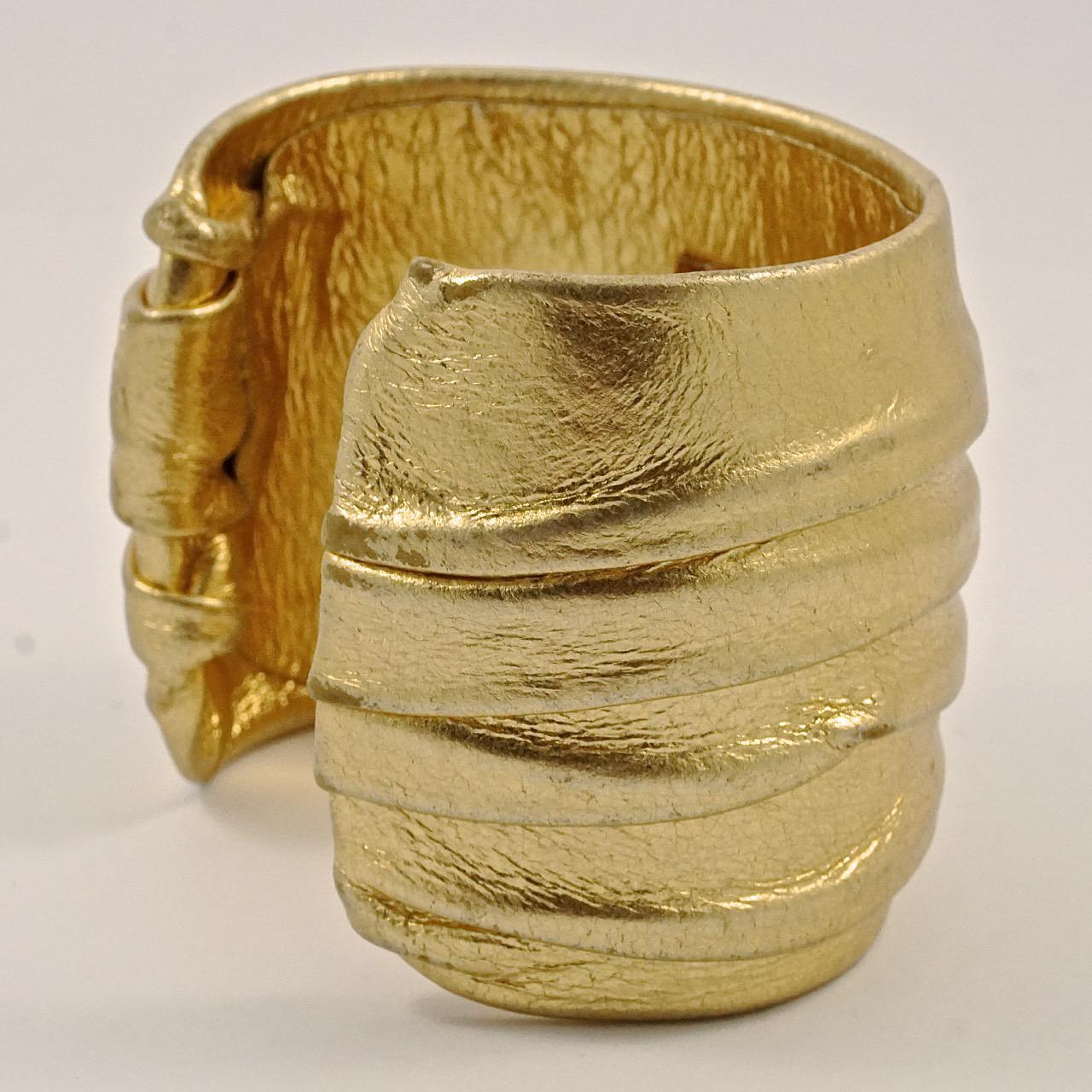 triomphe articulated bracelet in brass with gold finish gold