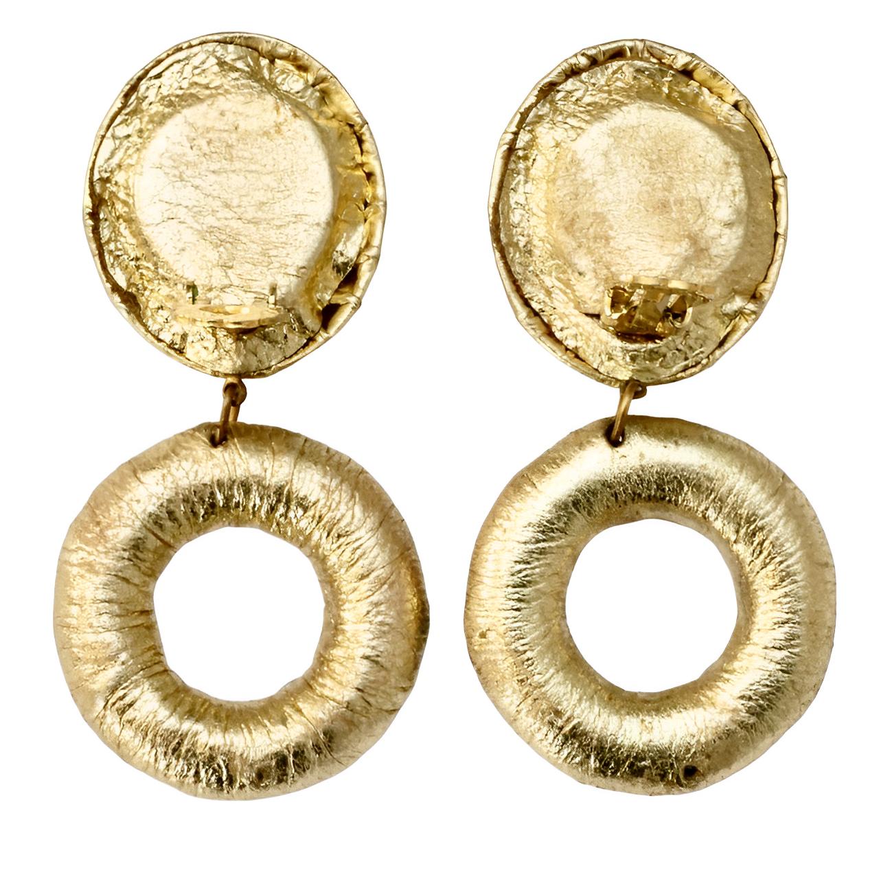 Goldene Ledertropfen-Ohrringe mit mehrfarbigen Strasssteinen im Zustand „Gut“ im Angebot in London, GB