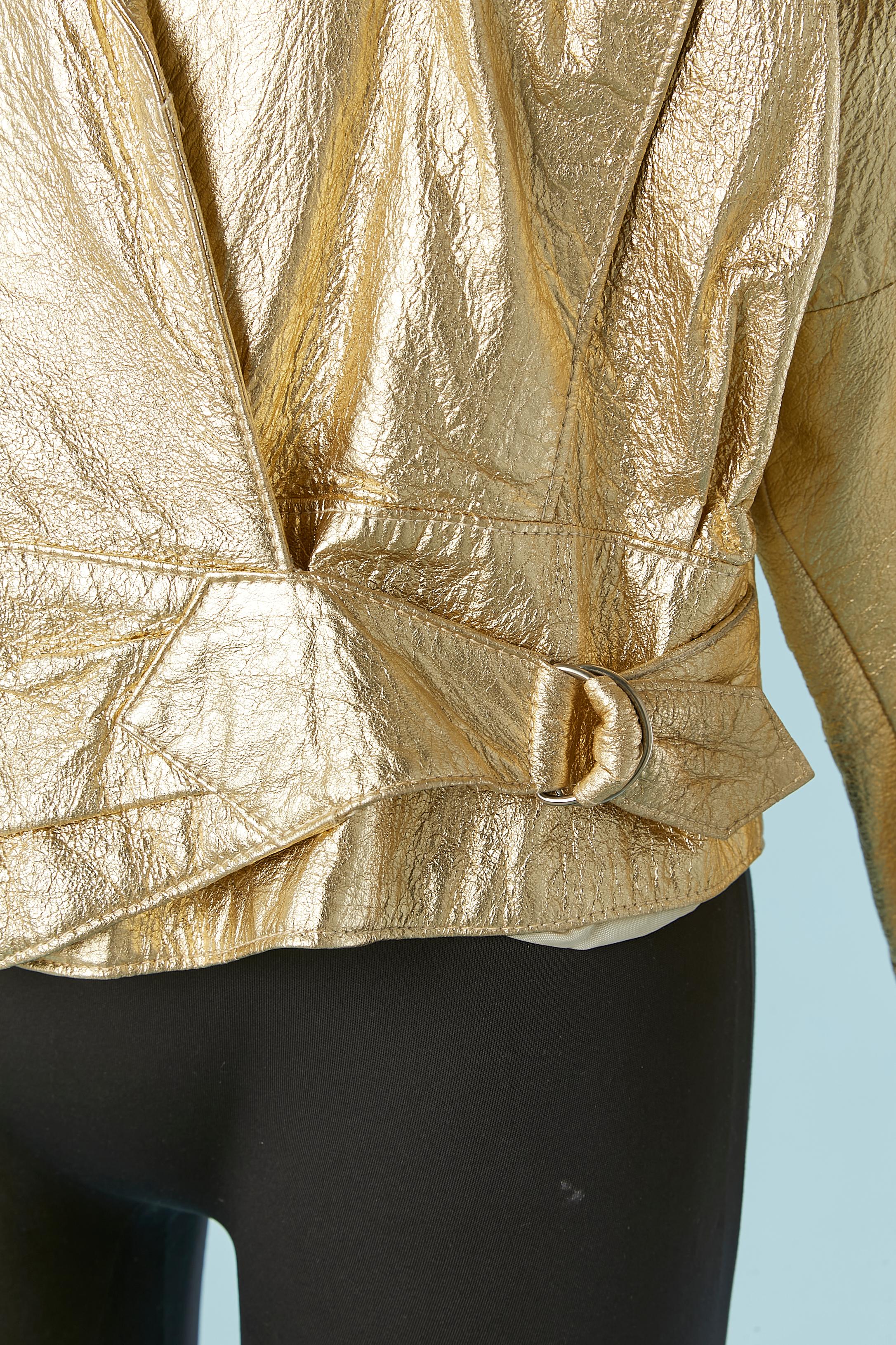 Chaqueta de cuero arrugado dorado con hebilla en la cintura y forro de rayón o acetato. 
Bolsillo en ambos lados.
TALLA M 