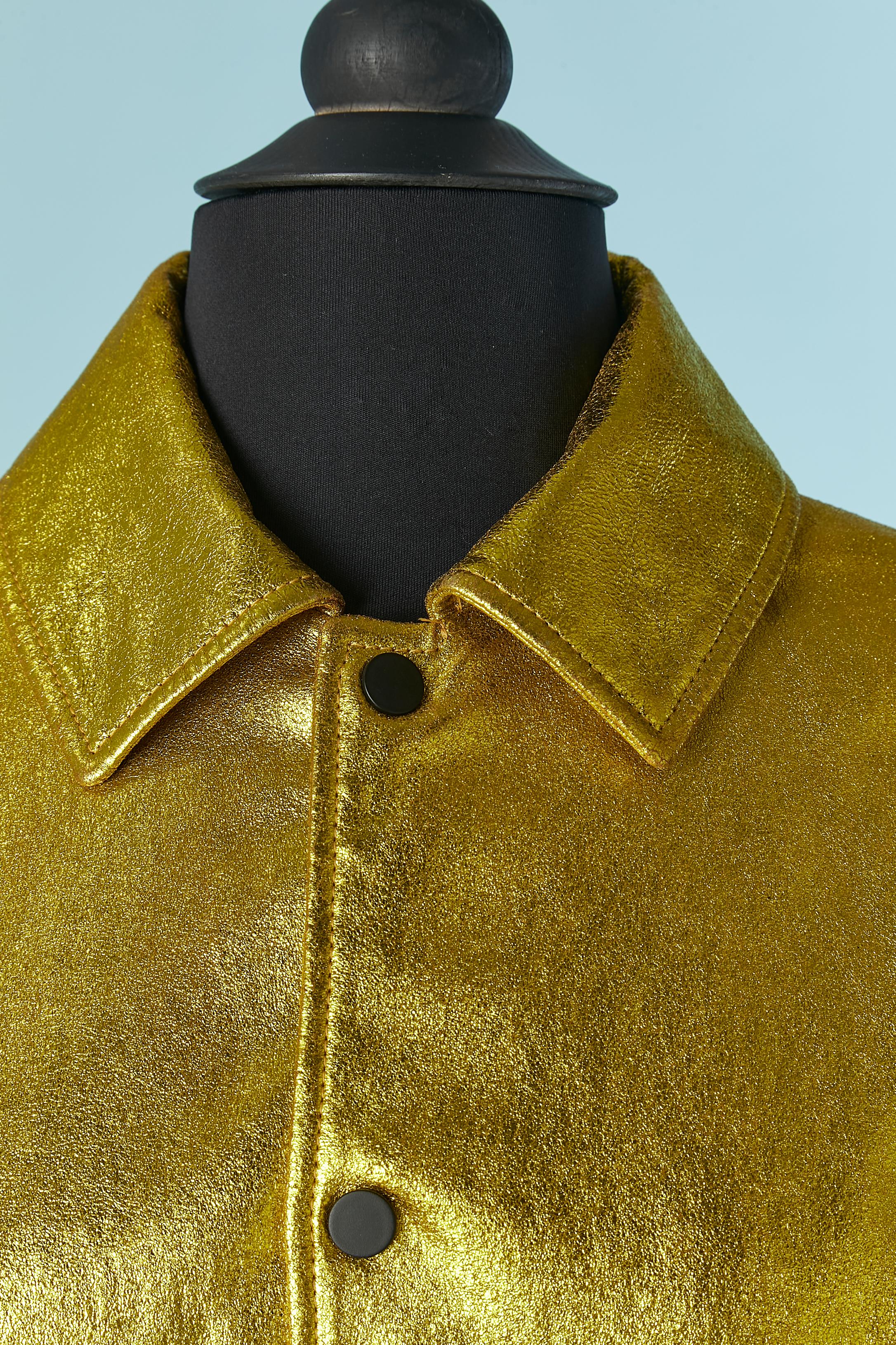 Gold leather jacket with Grafittis and paint on the back. The lining is probably in rayon or acetate and the ribs in wool mix with elastane.
Snap closure on the middle front. Pocket on both side.
NEW WITH TAG
SIZE 46