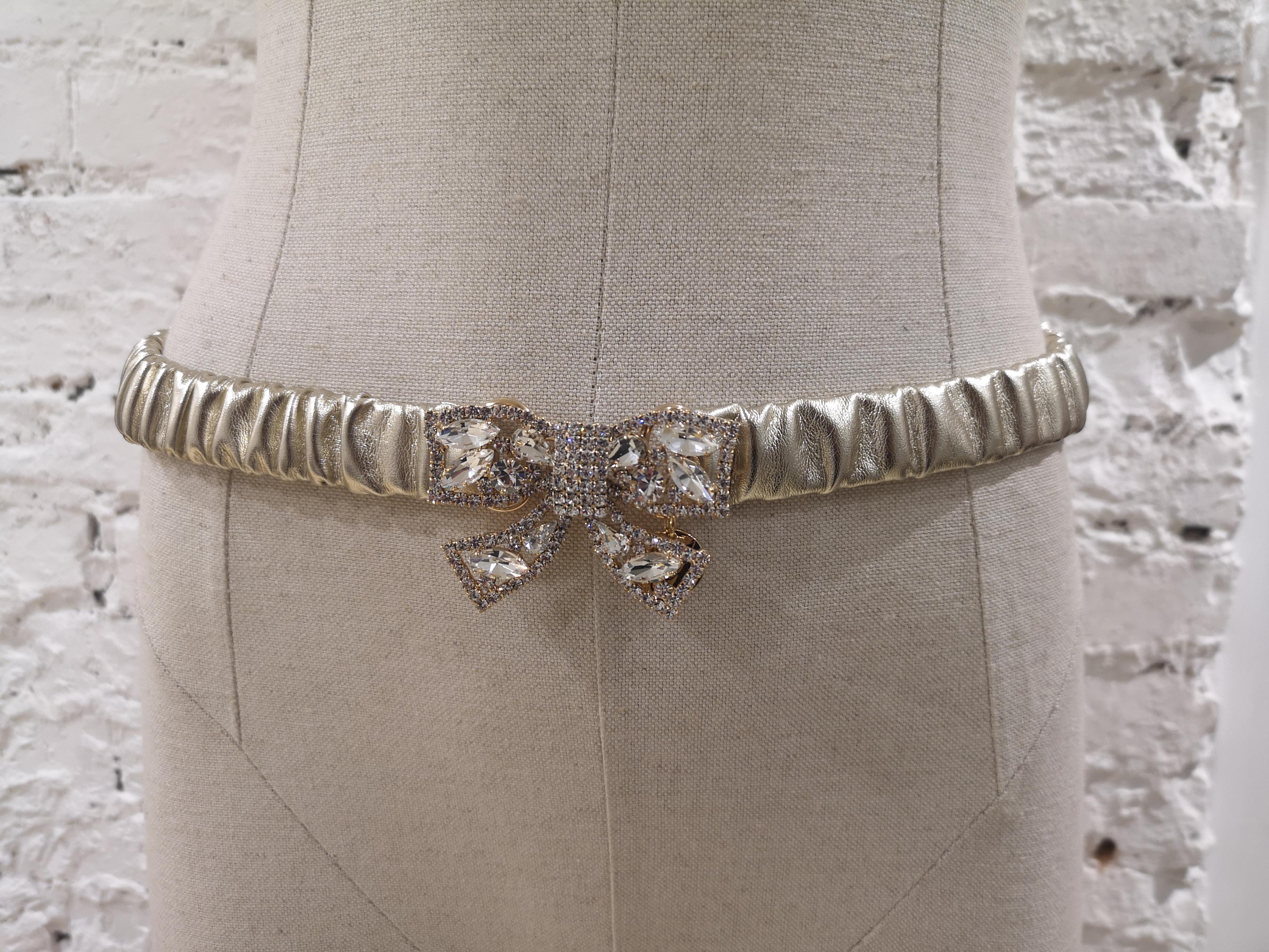 Gold leather swarovski bow belt
totally made in italy
one size