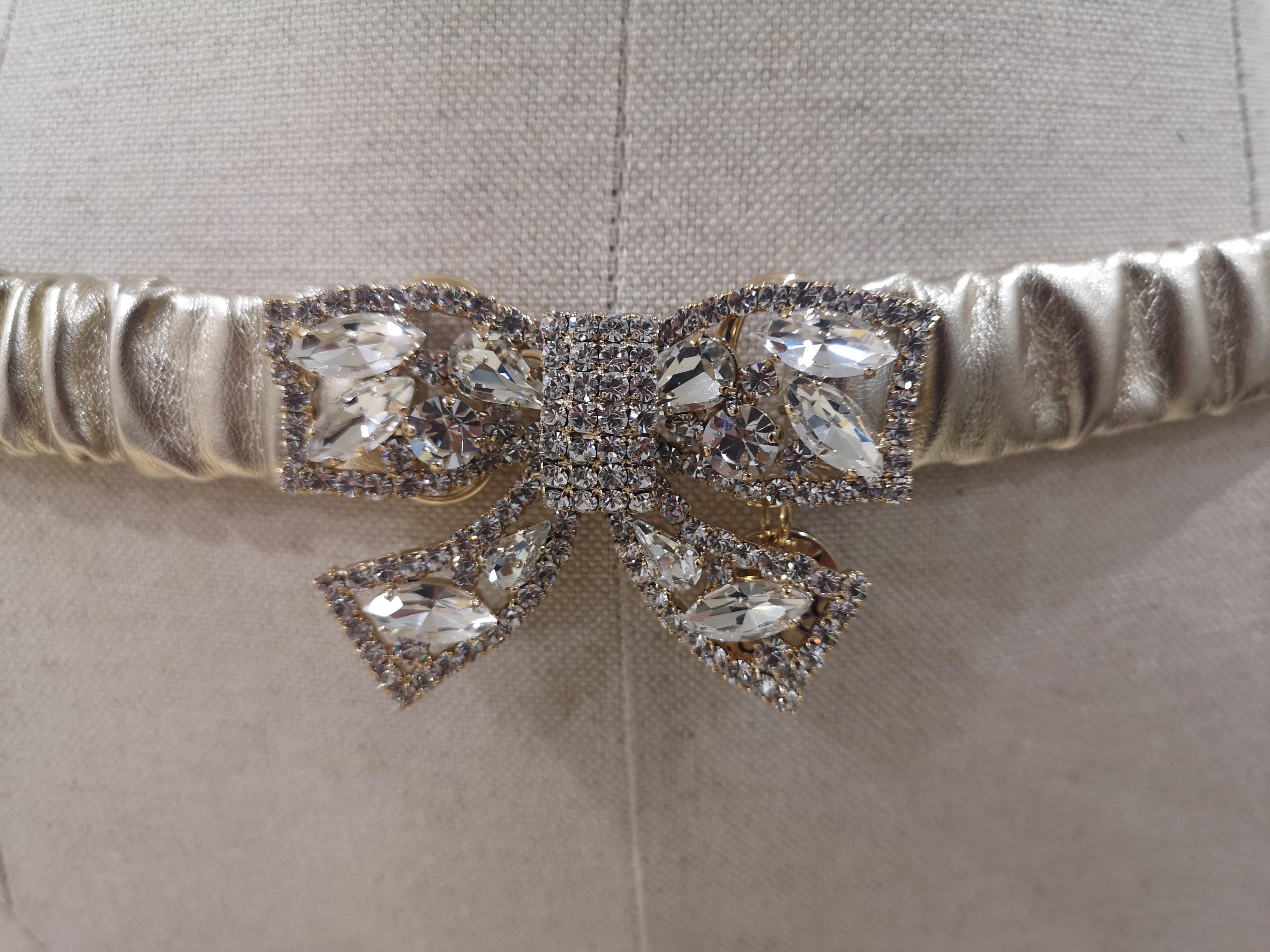 Gold leather swarovski bow belt In New Condition In Capri, IT