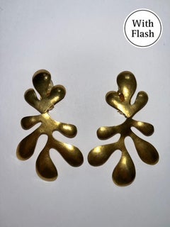 Goldfarbene Ohrringe mit Clipverschluss von Herve Van Der Straeten