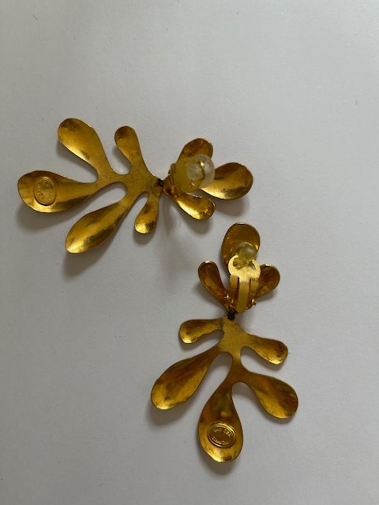 Gold Leave Dangeling Clip-on Earrings by Herve Van Der Straeten Excellent état - En vente à PARIS, FR