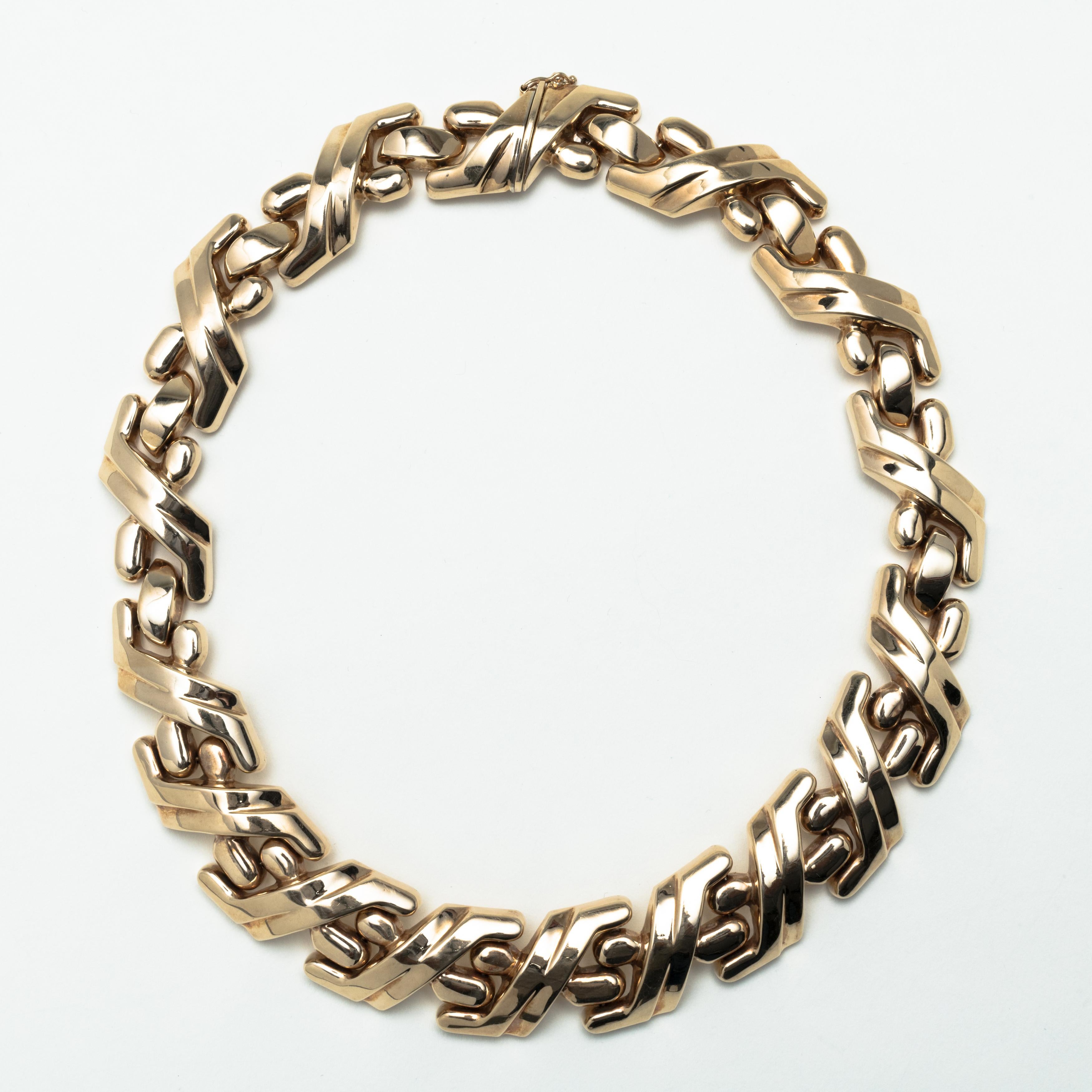 Italian 14 karat gold linked collar necklace and matching bracelet. The necklace and bracelet are uniquely designed having beautifully detailed links.

Sizes: Bracelet: L: 7.5