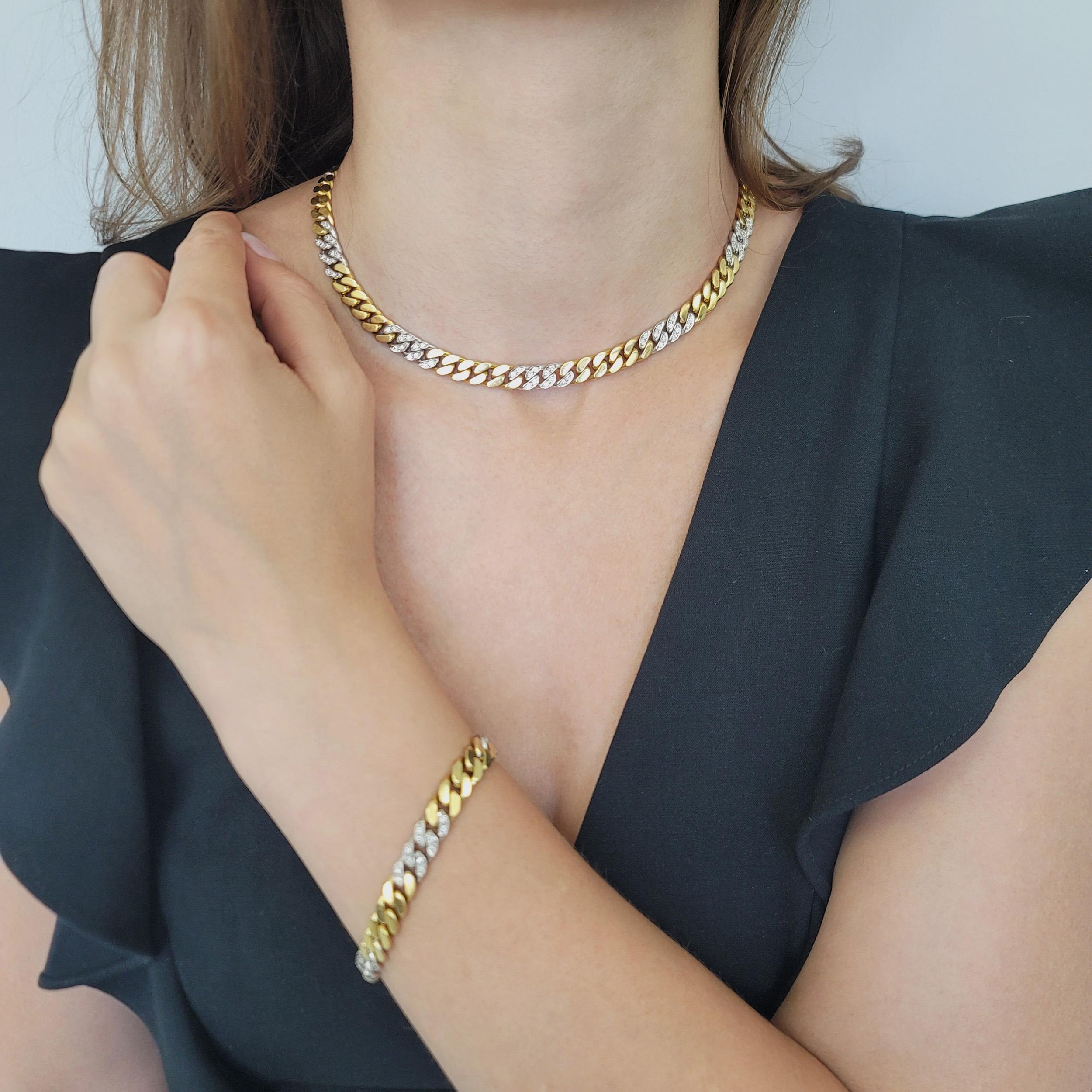Collier et bracelet à maillons en or jaune et blanc 18K sertis de diamants ronds. Le collier et le bracelet alternent entre l'or jaune et l'or blanc.
Bracelet classique en or blanc serti de diamants, composé de maillons larges et plats qui