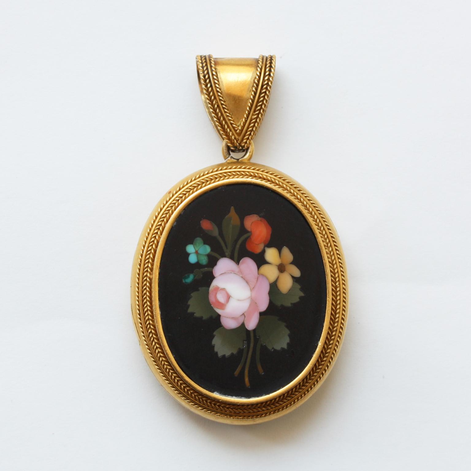 An 18 carat gold locket in neo etruscan style with a Florentine pietra dura with a different bouquet of flowers on each side, one glassed compartment, 19the century.

dimensions: 5 x 3 cm
weight: 24 grams