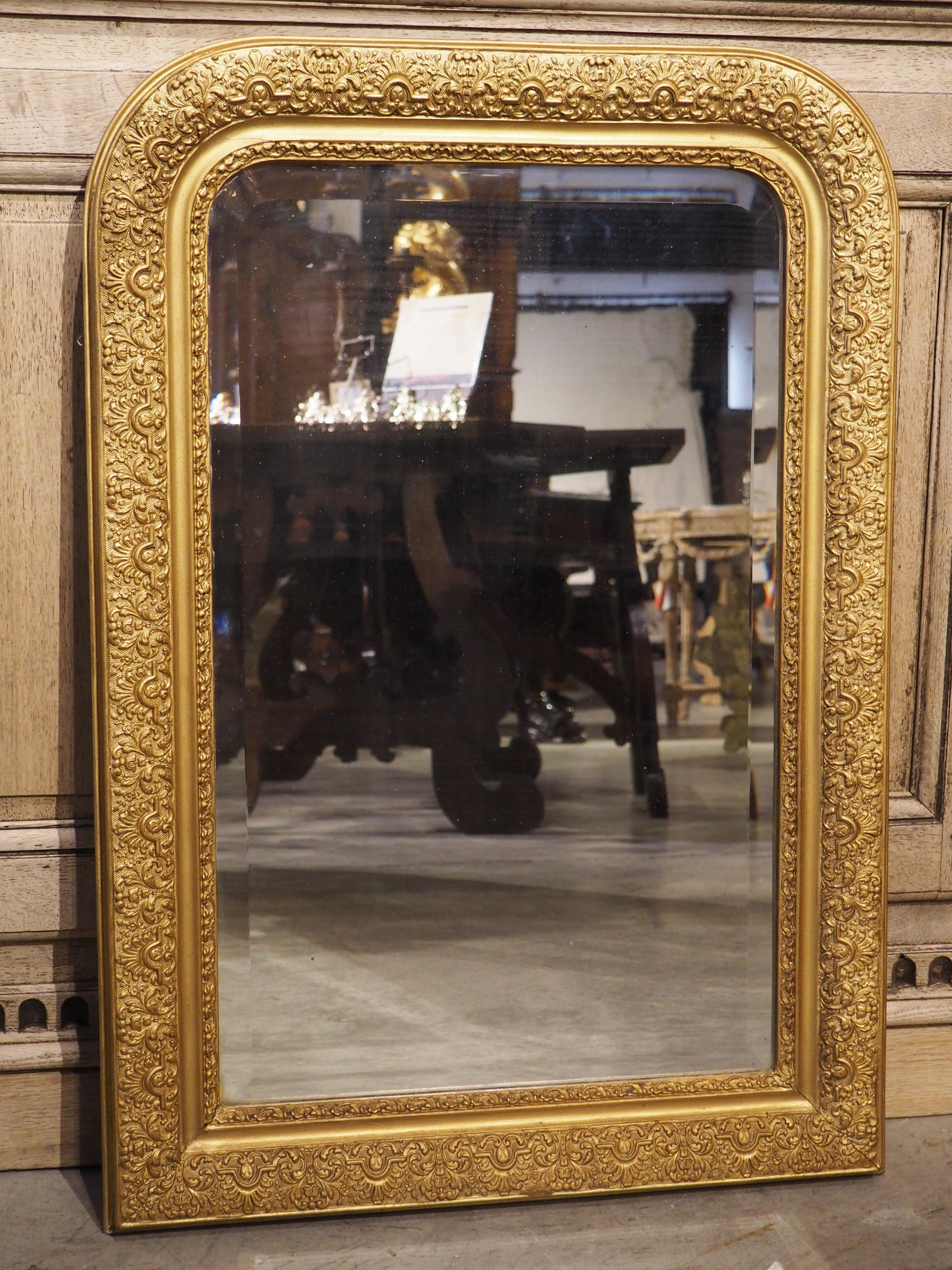 Miroir biseauté de style Louis Philippe avec décor floral et feuillagé en vente 2