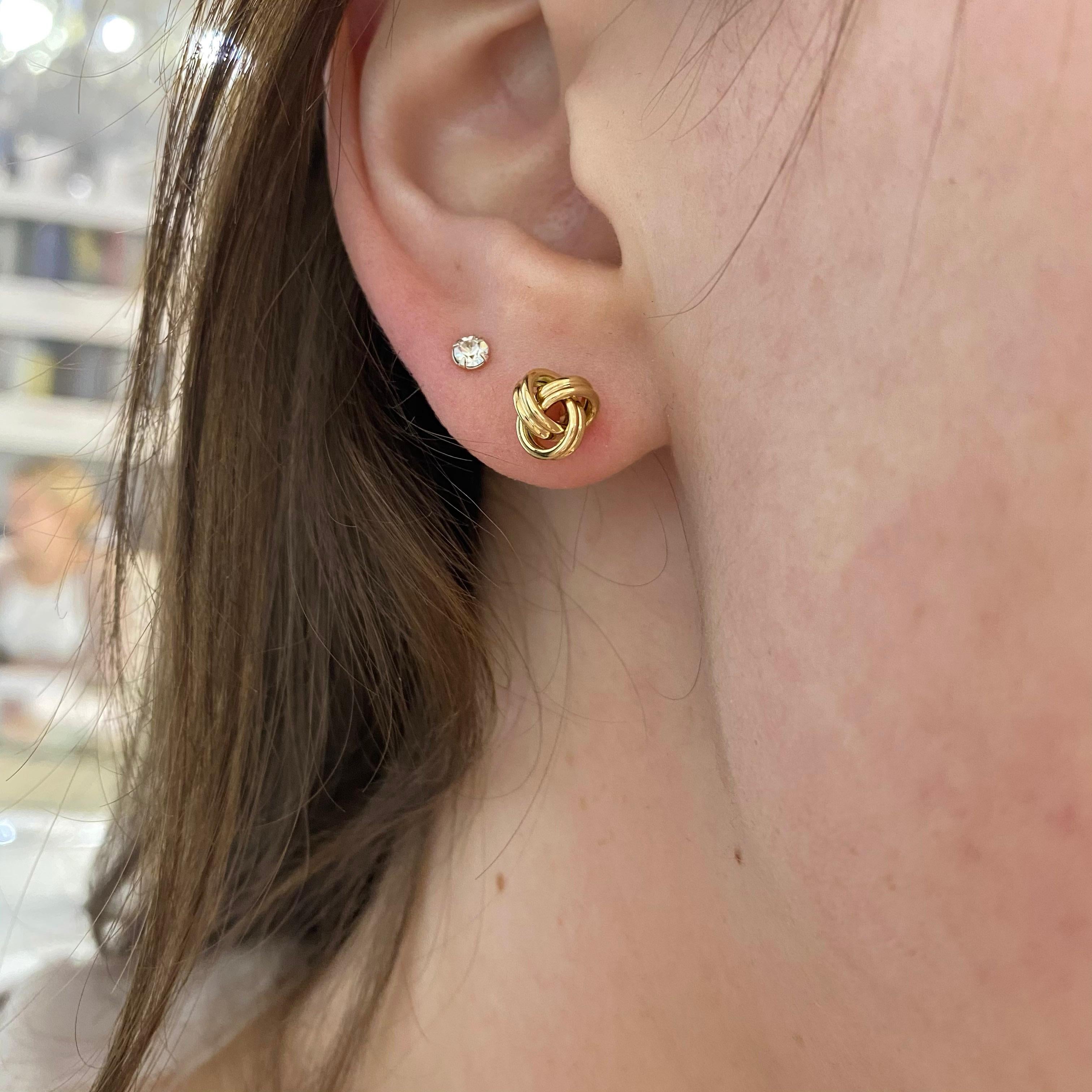 Clous d'oreilles nœud d'amour en or jaune 14 carats Neuf - En vente à Austin, TX