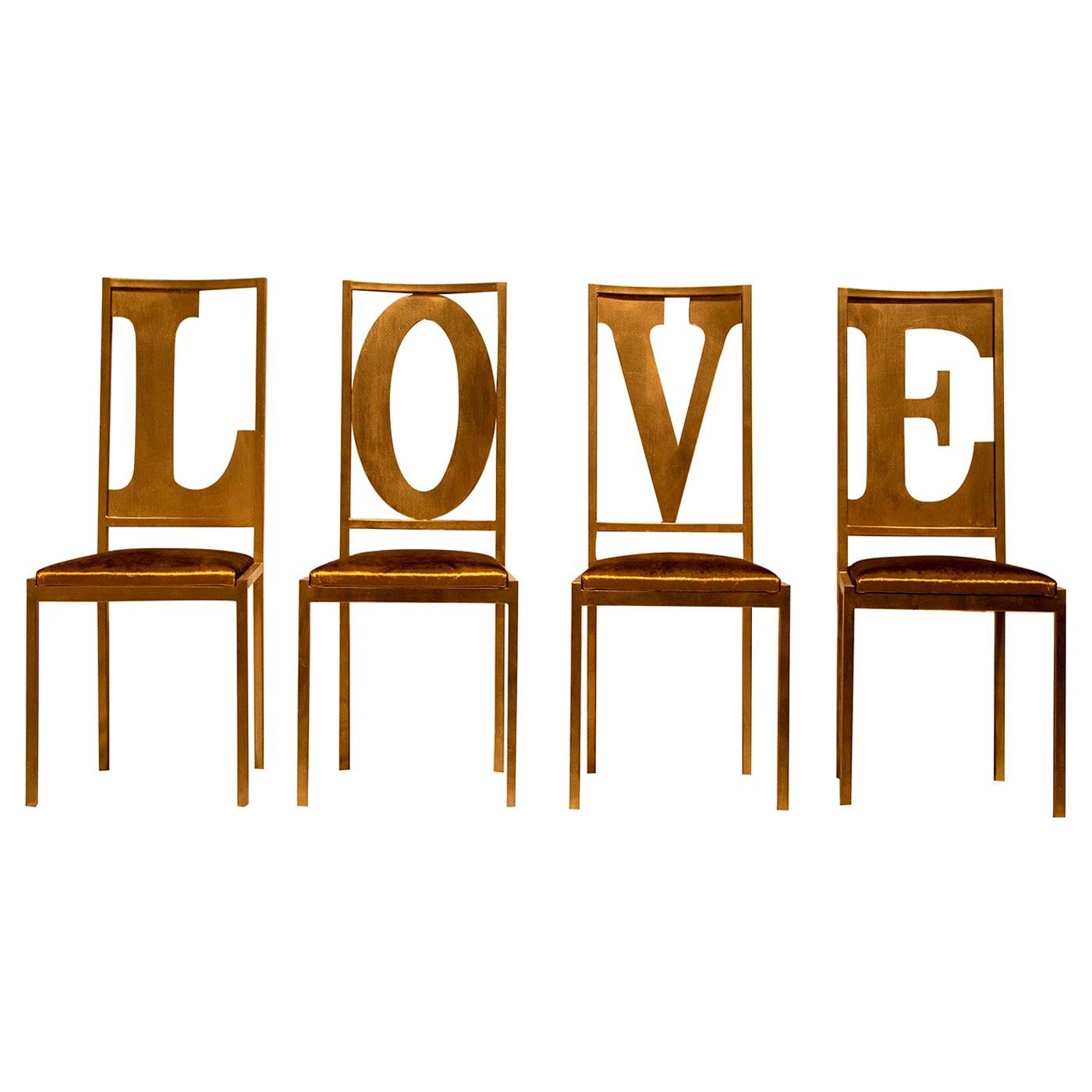 Gold Love Set aus 4 Buchstabenstühlen im Angebot
