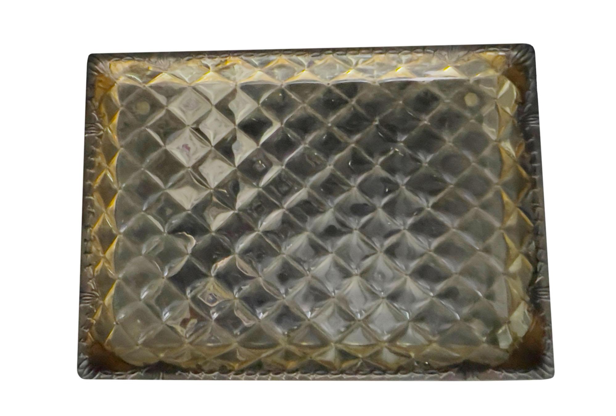 Ein wunderschönes rautenförmiges Tablett aus goldenem Lucite mit dunklem Metall. Kante mit Art-déco-Motiven. Um 1960er. 