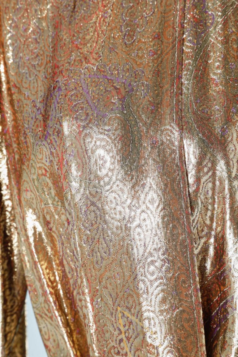 Completo in broccato lurex oro con cintura (o sciarpa). Tasca nella tunica e nei pantaloni. SPALLACCI. Fodera in chiffon di seta. 
TAGLIA 36 (S/M) 