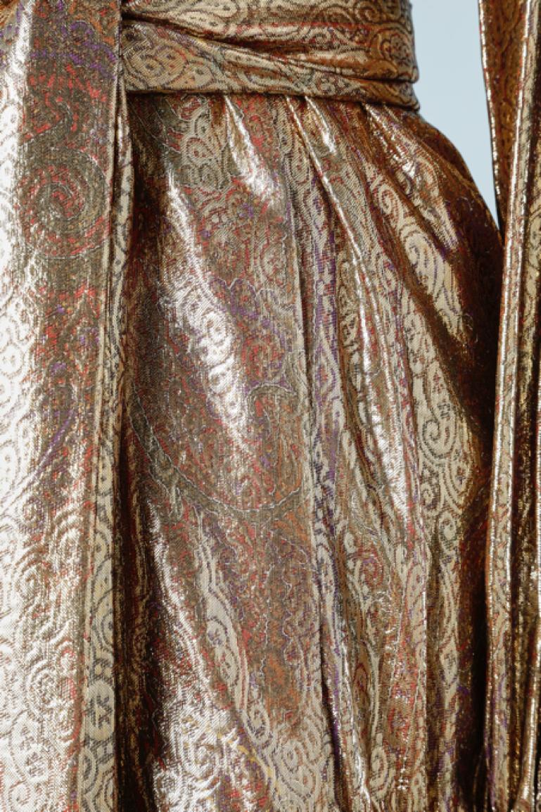 Completo in broccato lurex oro con cintura Circa anni '70 In condizioni ottime in vendita a Saint-Ouen-Sur-Seine, FR