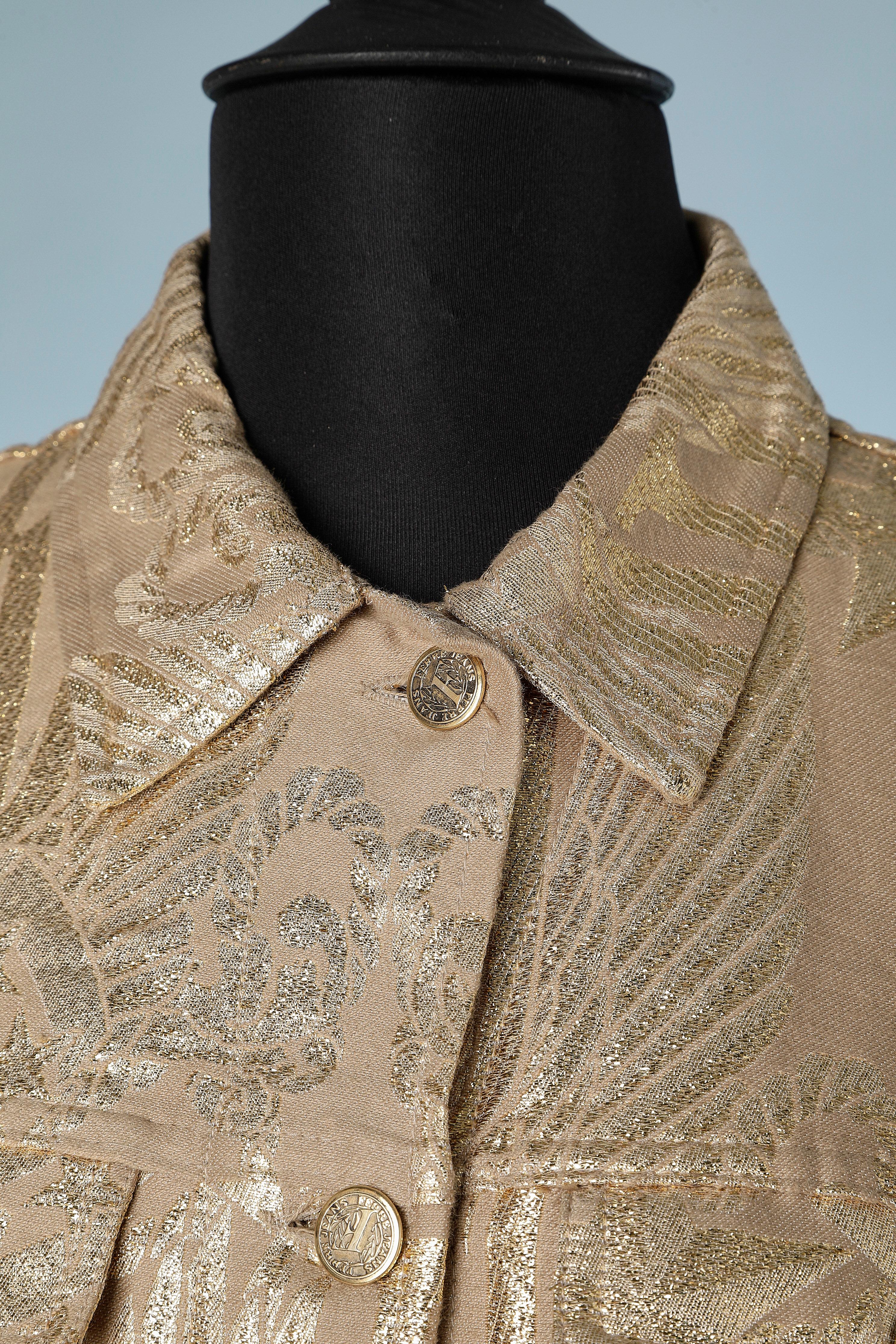 Gold lurex brocade single breasted jacket. No lining. Branded buttons.
SIZE M