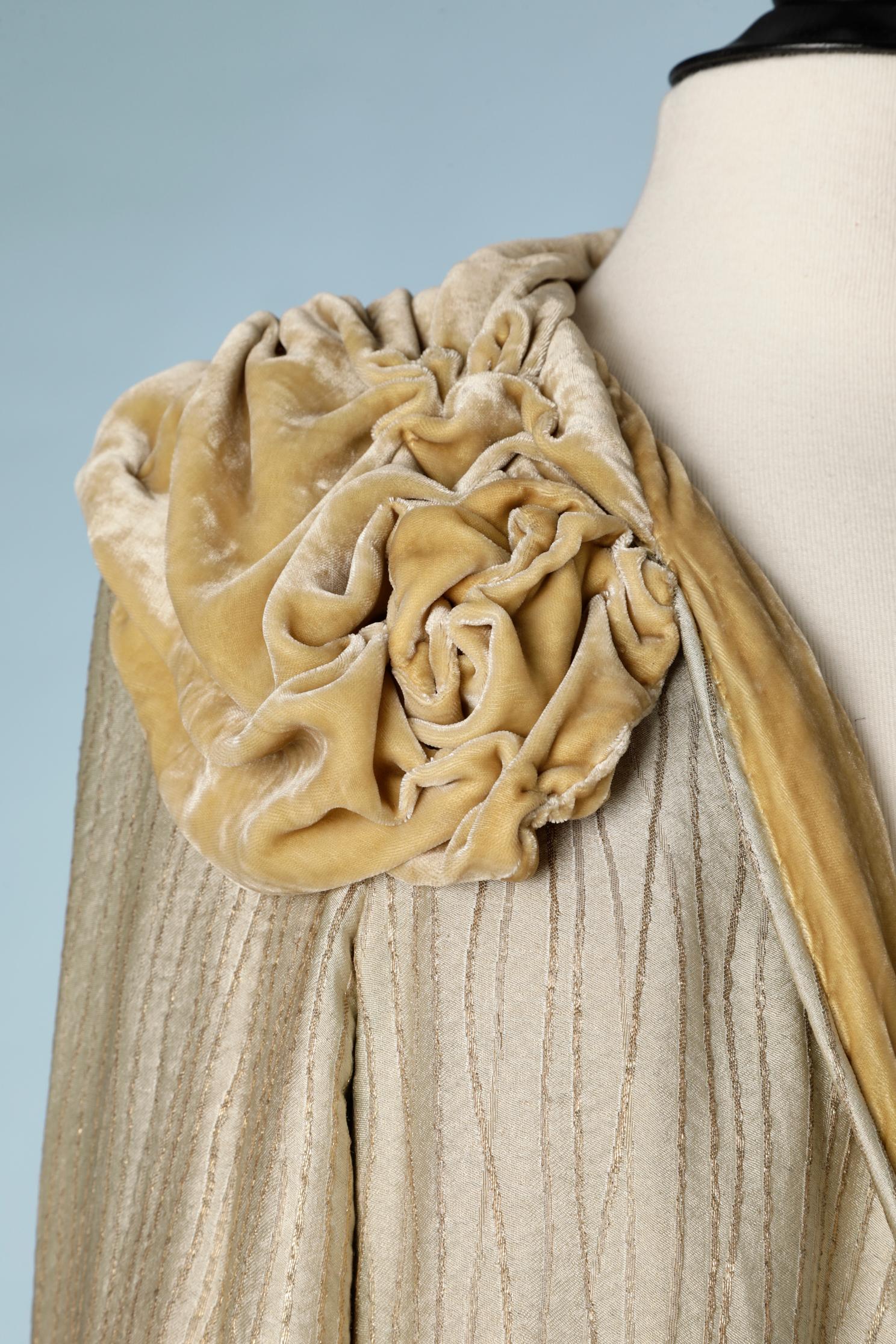 Damask gold lurex silk coat with collar and silk velvet lining 1920/30