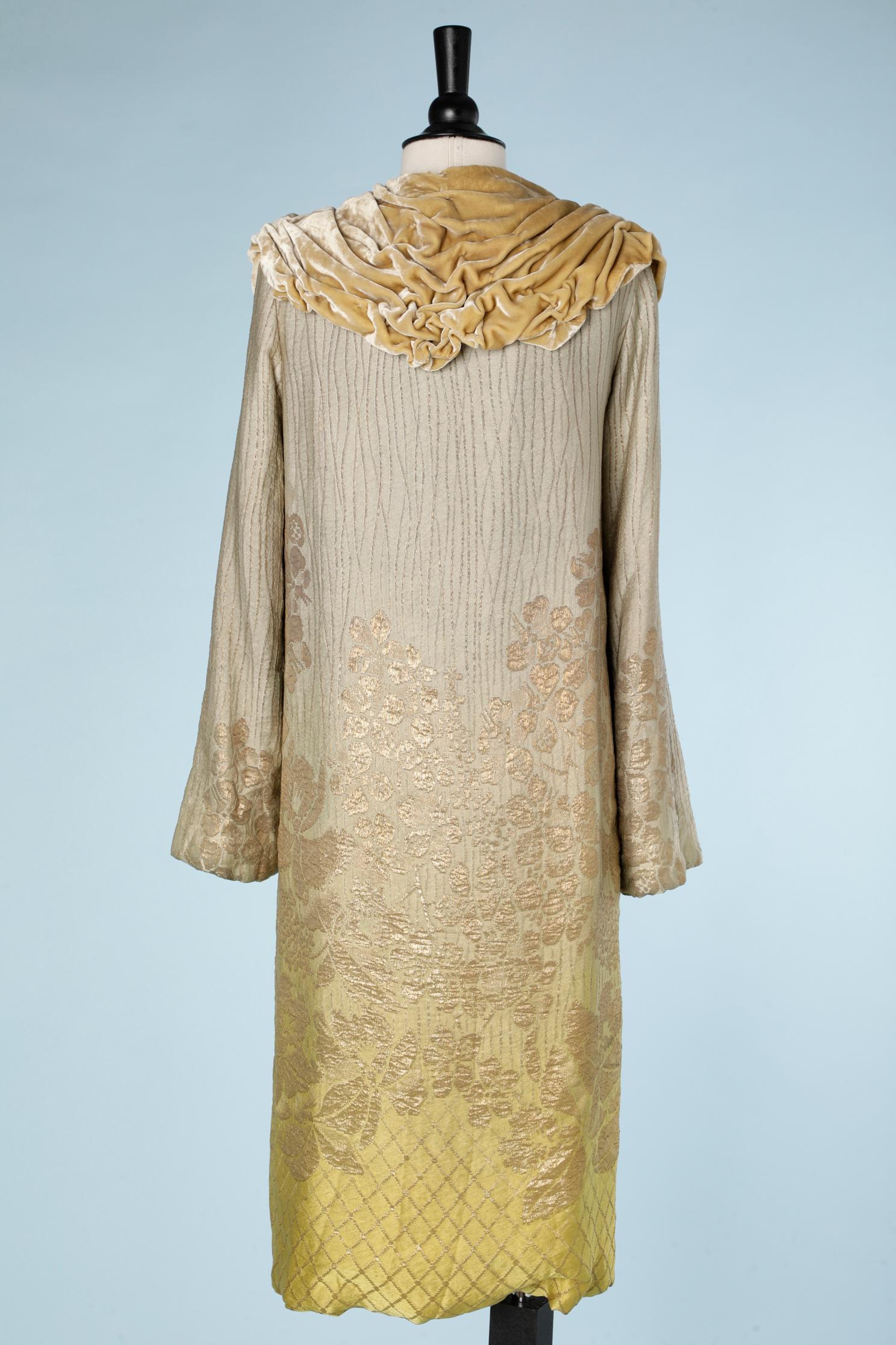  Gold lurex silk brocade coat with collar and silk velvet lining 1920/30 In Excellent Condition For Sale In Saint-Ouen-Sur-Seine, FR