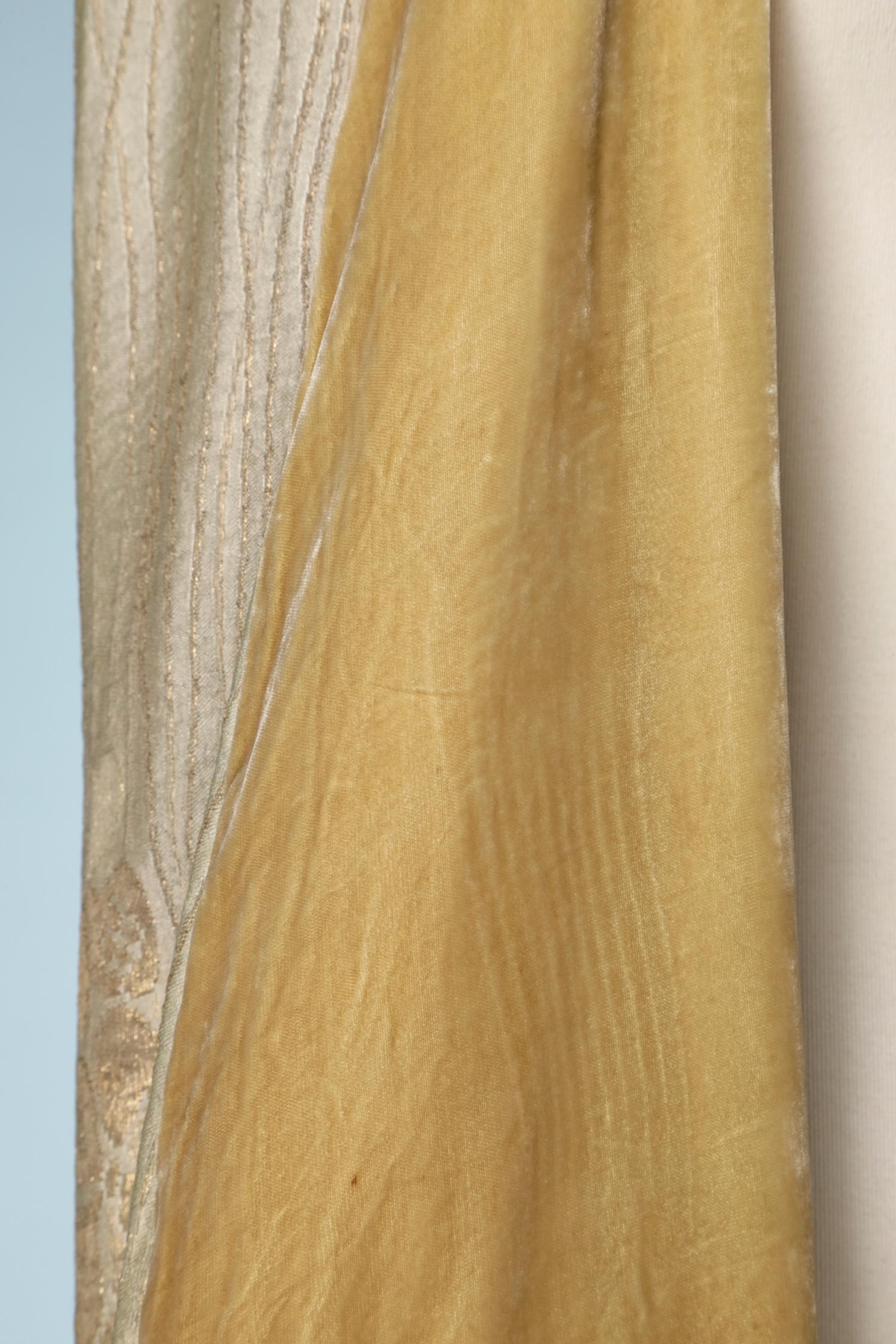 Women's  Gold lurex silk brocade coat with collar and silk velvet lining 1920/30 For Sale