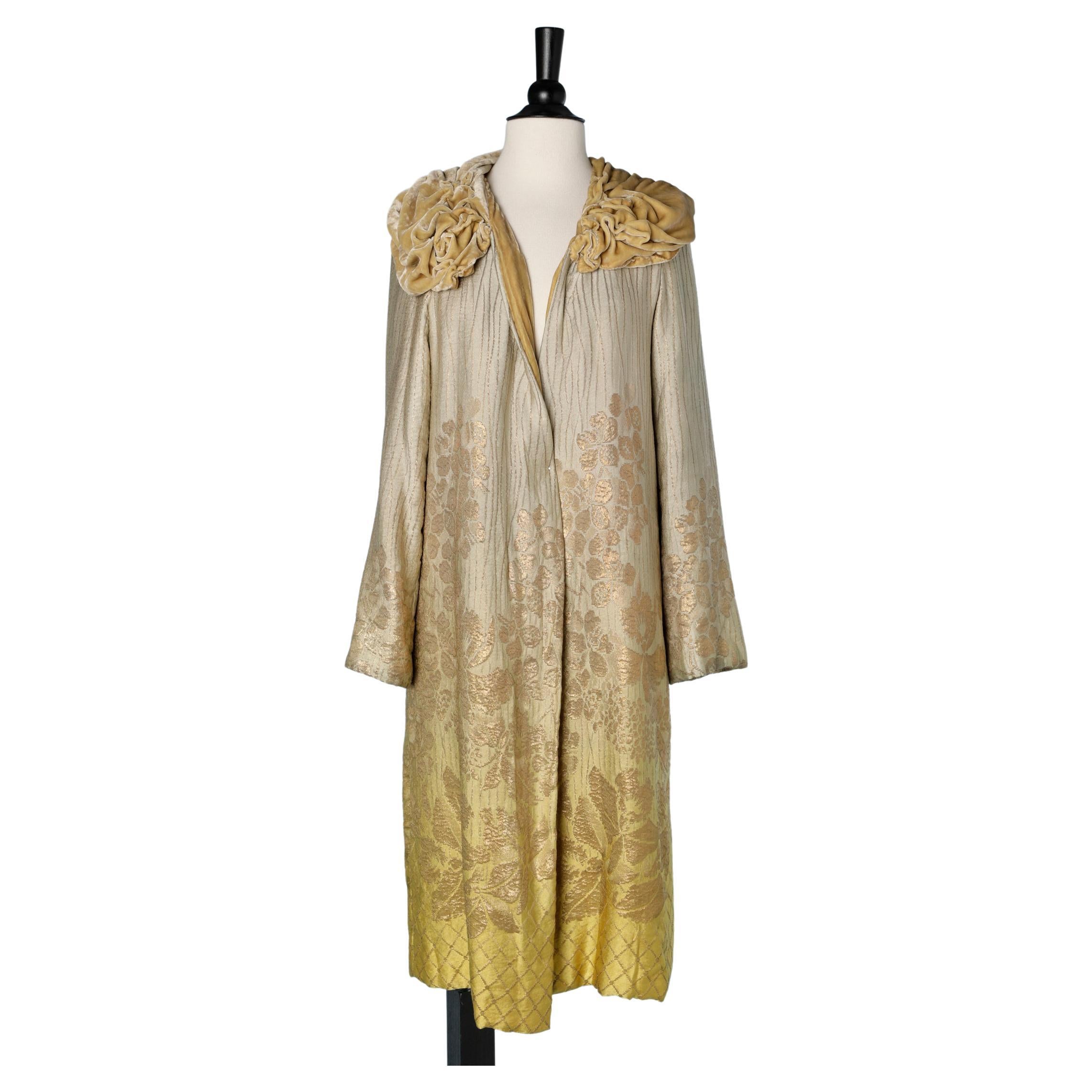  Gold lurex silk brocade coat with collar and silk velvet lining 1920/30 For Sale