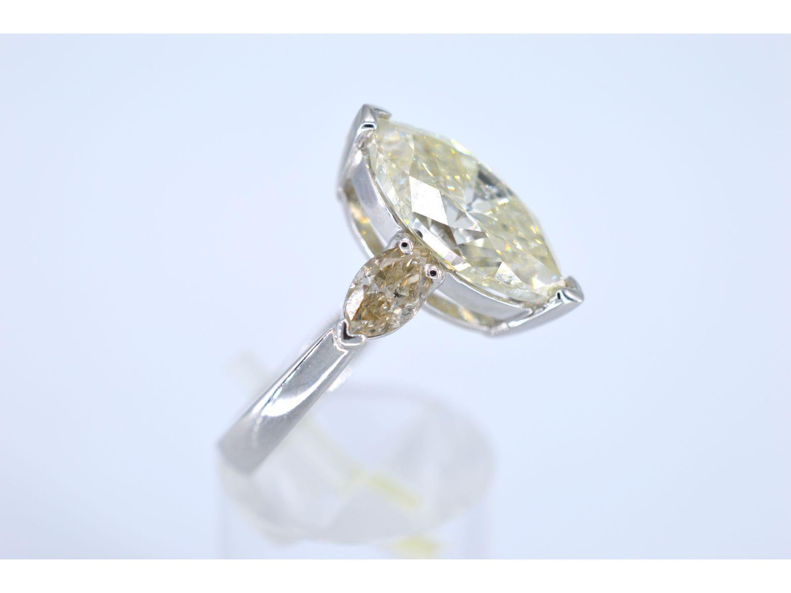 Contemporary Gold marquise ring with a central diamond of 5.45 carat For Sale