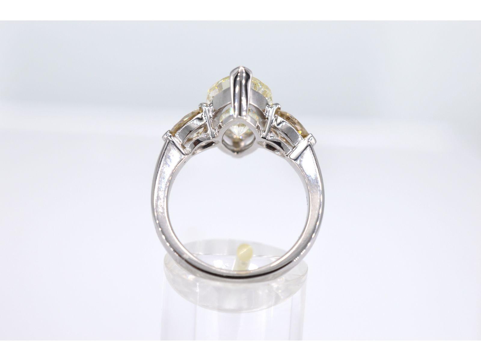 Marquise Cut Gold marquise ring with a central diamond of 5.45 carat For Sale