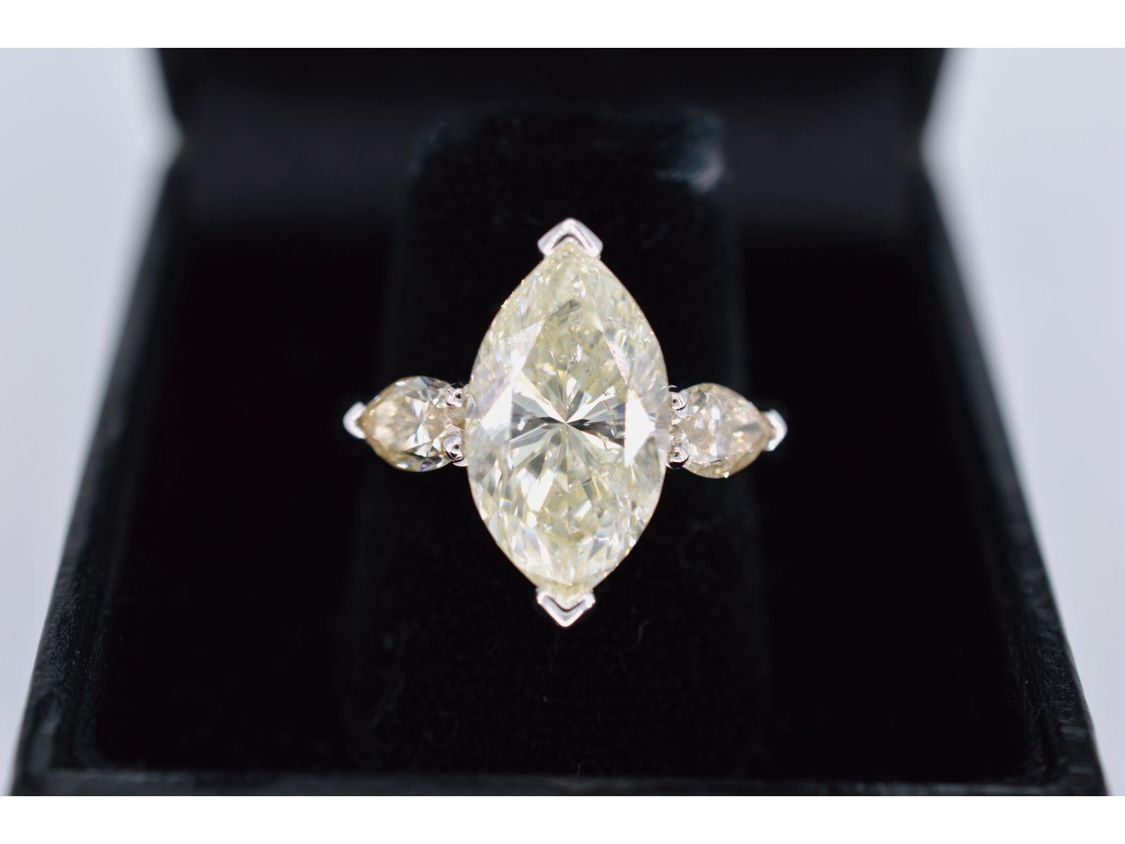 Women's Gold marquise ring with a central diamond of 5.45 carat For Sale