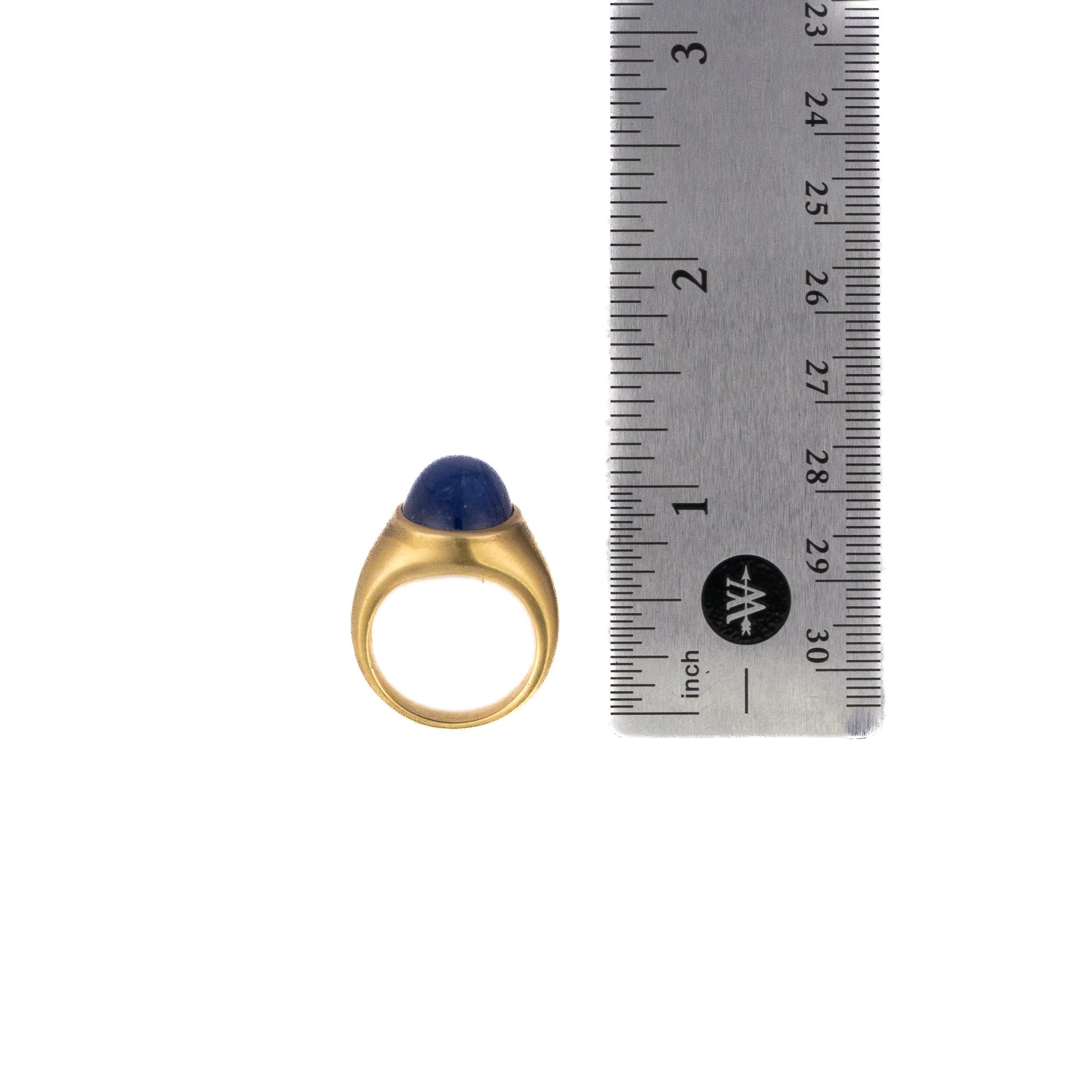 Gold Matte Cabochon Blue Sapphire Solitaire Ring In Excellent Condition For Sale In New York, NY