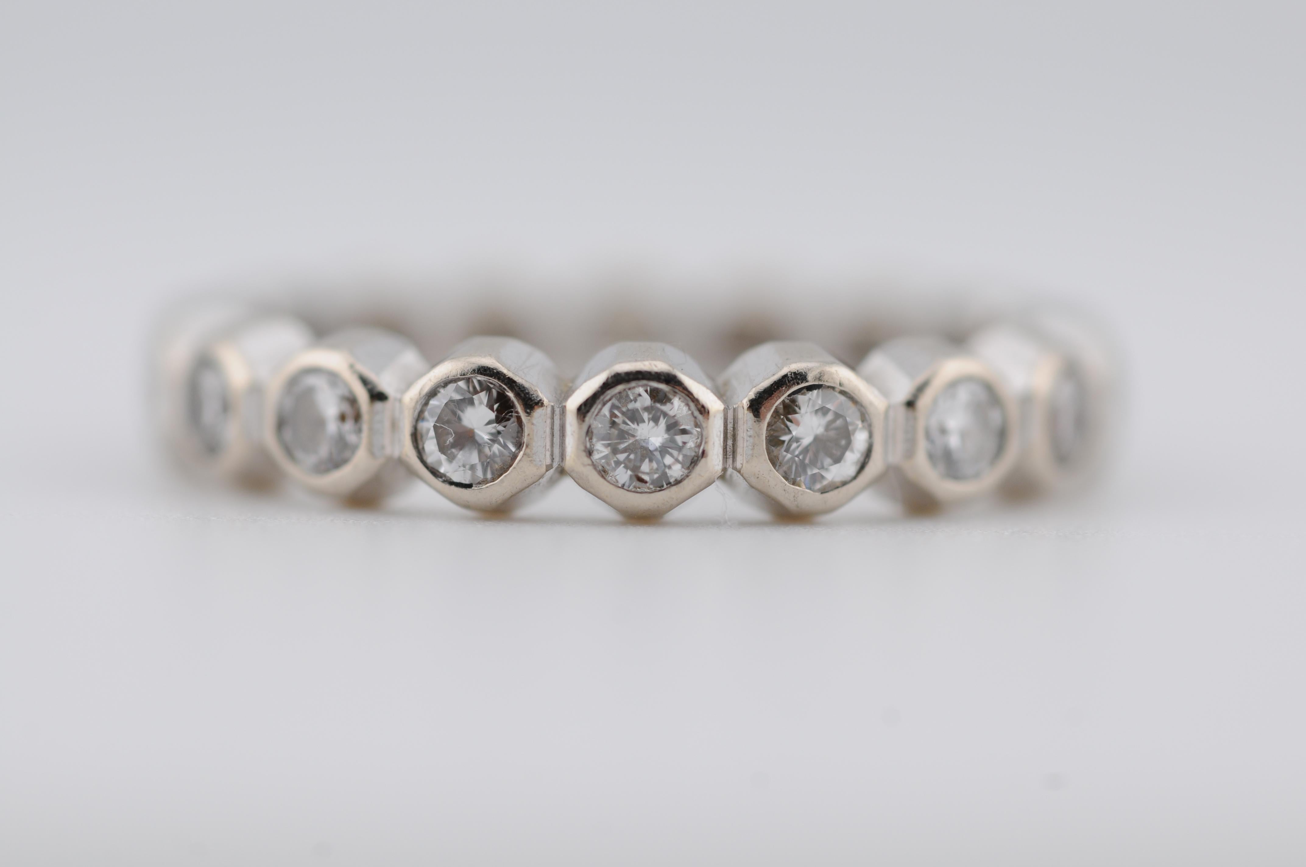 Brilliant Cut Gold Memory Ring – 18K White Gold with 17 Diamonds For Sale