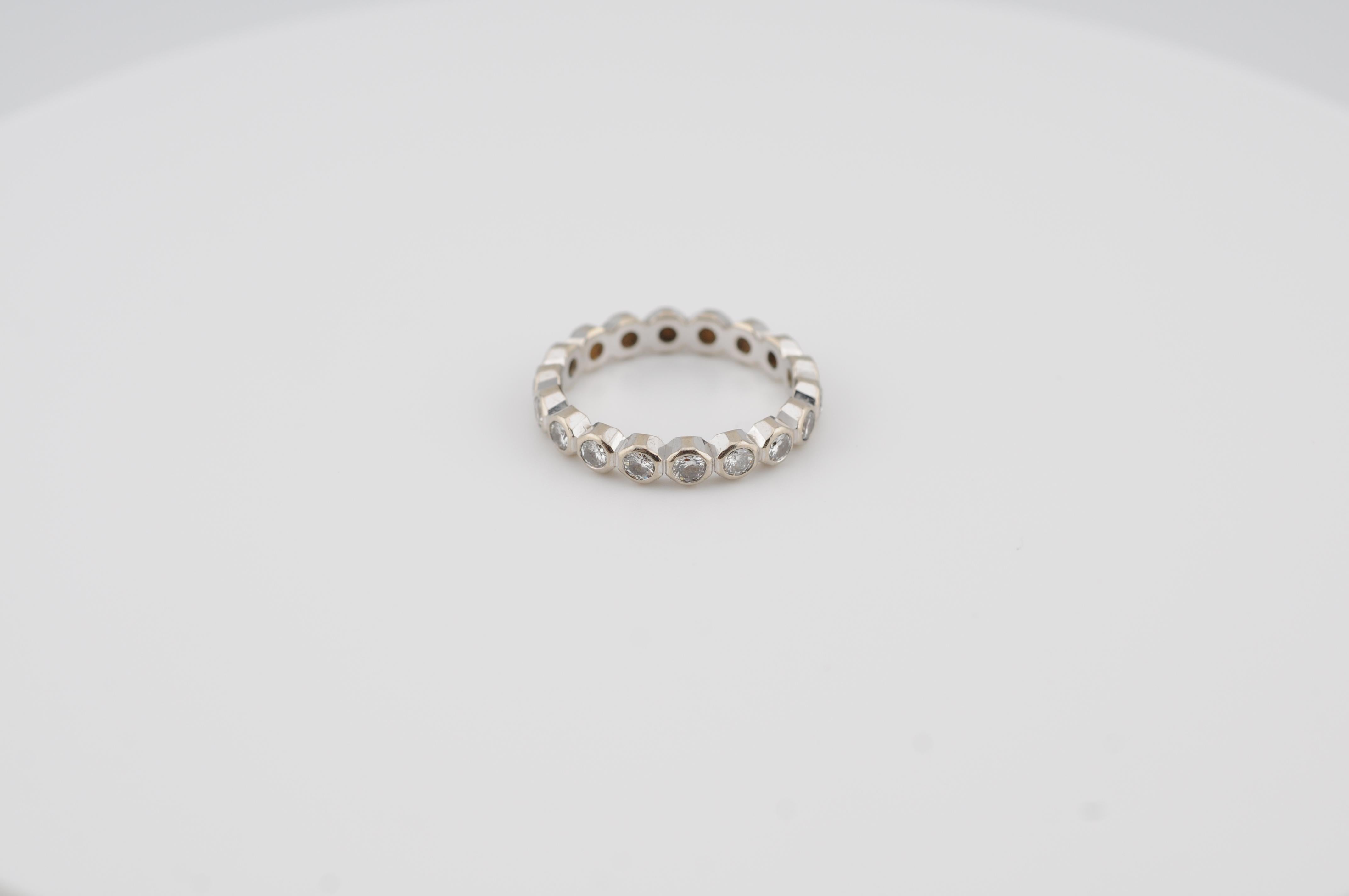 Gold Memory Ring – 18K White Gold with 17 Diamonds In Good Condition For Sale In Berlin, BE
